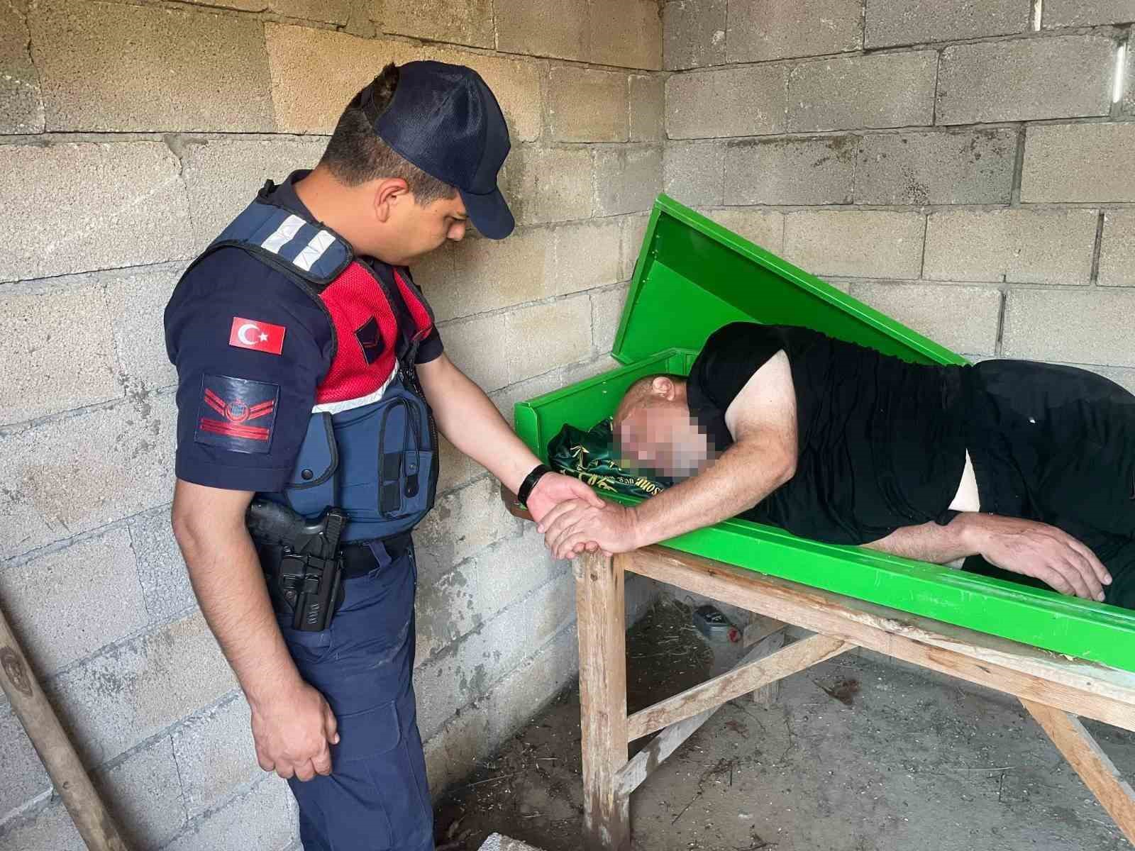 KAYBOLAN VATANDAŞ,MEZARLIĞIN DEPOSUNDAKİ TABUTUN İÇİNDE SAĞ OLARAK BULUNDU