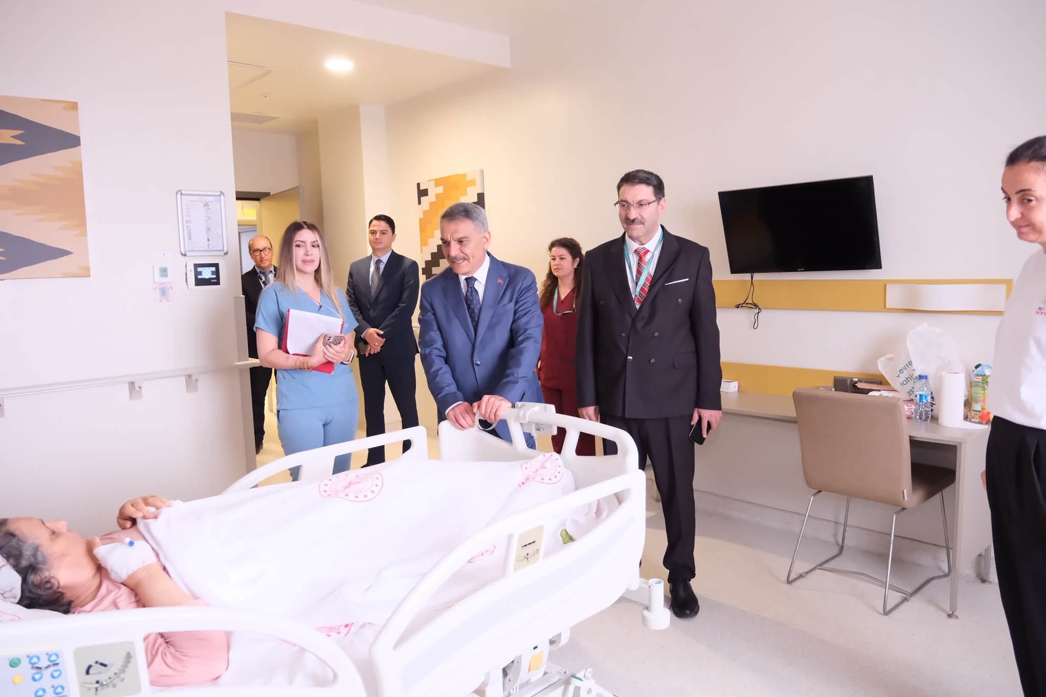 VALİ ÖZKANDAN ŞEHİR HASTANESİNDEKİ HASTALARA ‘GEÇMİŞ OLSUN’ ZİYARETİ