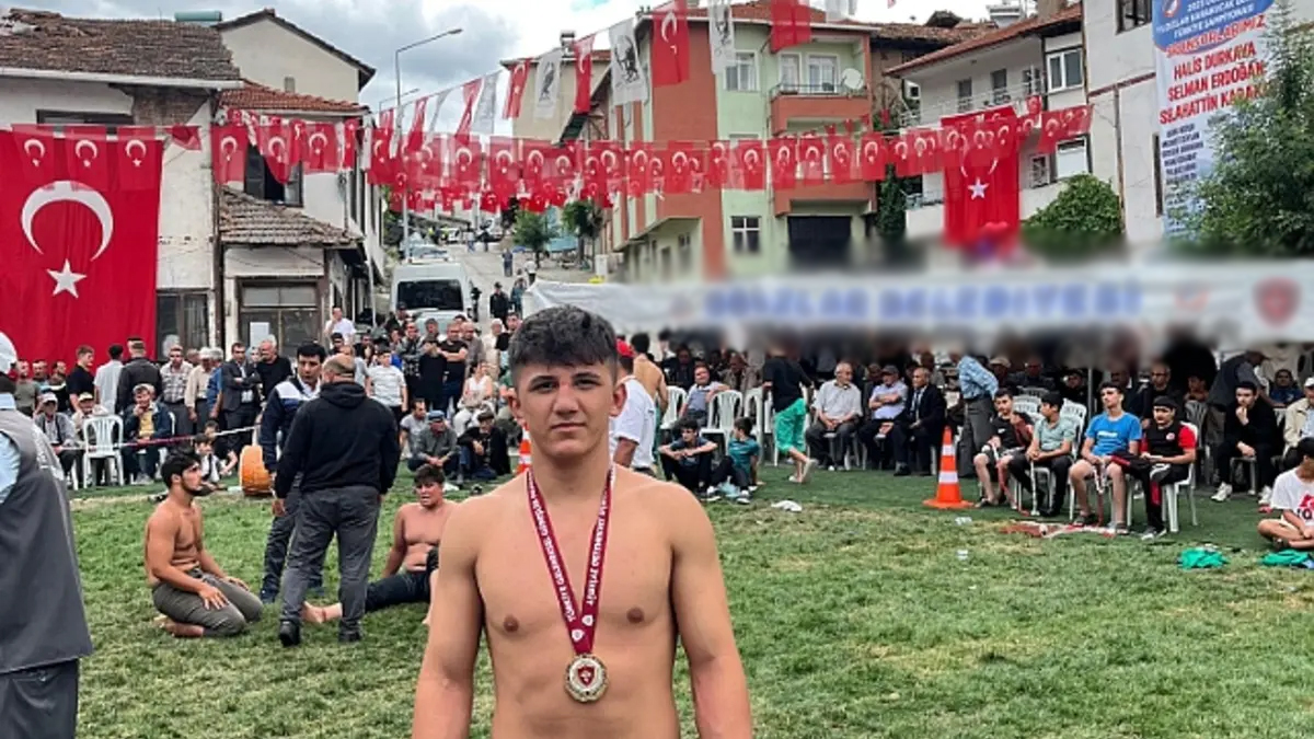 YOZGATLI BİR GÜREŞÇİMİZ DAHA DÜNYA ŞAMPİYONASINDA MADALYA KAZANDI