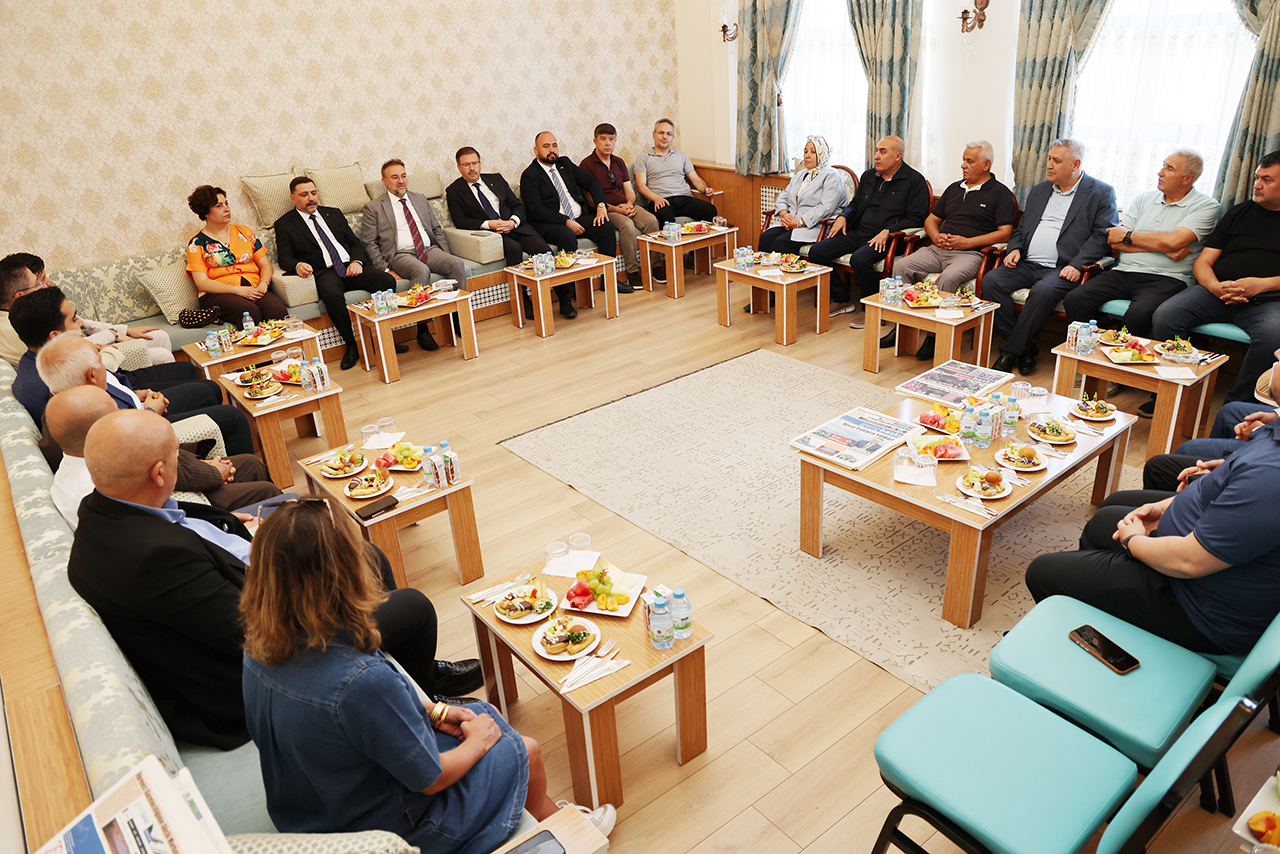 REKTÖR YAŞAR,YOZGAT’IN CUMHUR İTTİFAKINI BOZOK EVİNDE AĞIRLADI // Toplantıya davet edilmeyen muhalefet,Rektör Yaşar’ı ‘ayırımcılıkla’eleştirdi