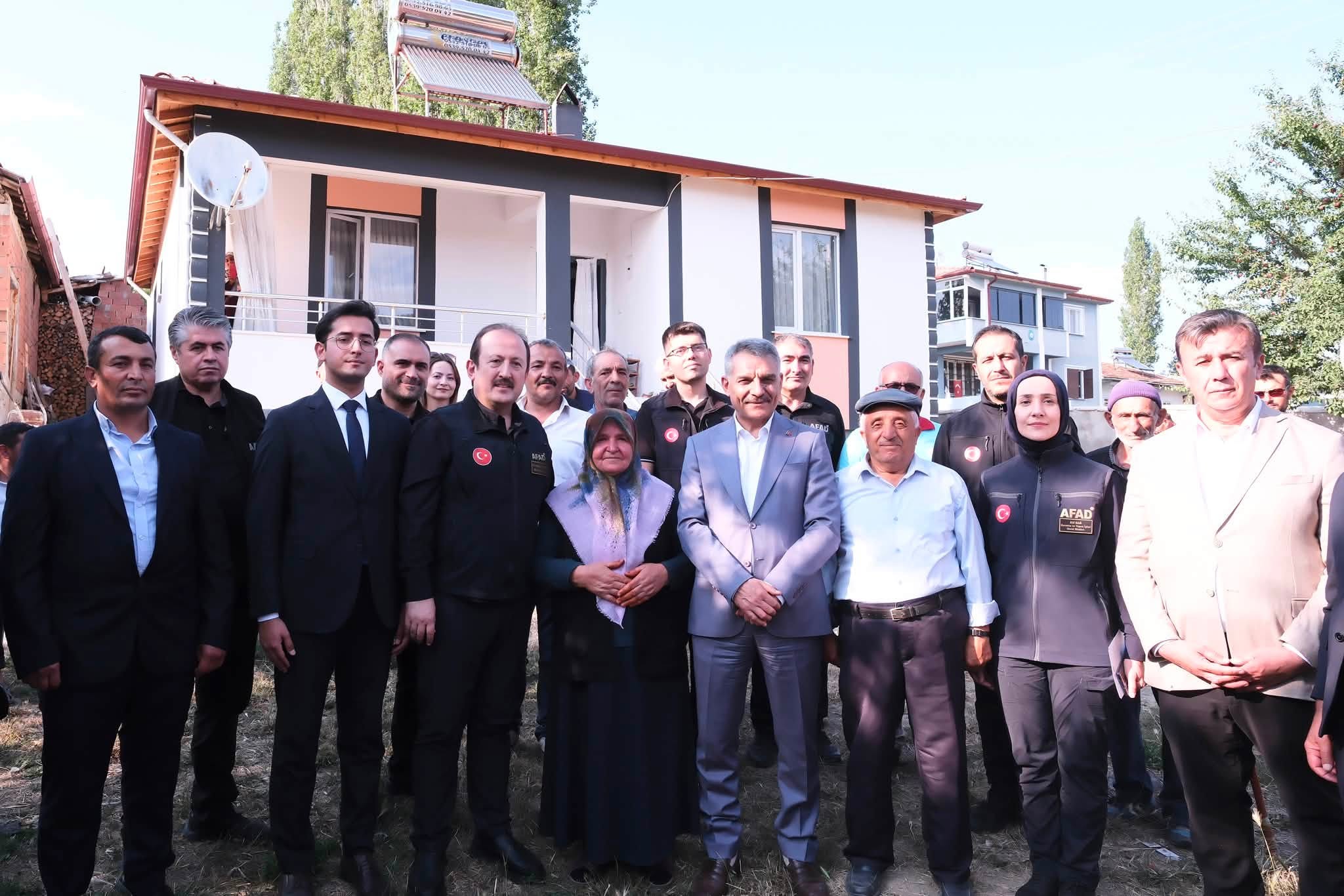 VALİ ÖZKAN İLE AFAD BAŞKANI DEPREM KONUTLARINI İNCELEDİ