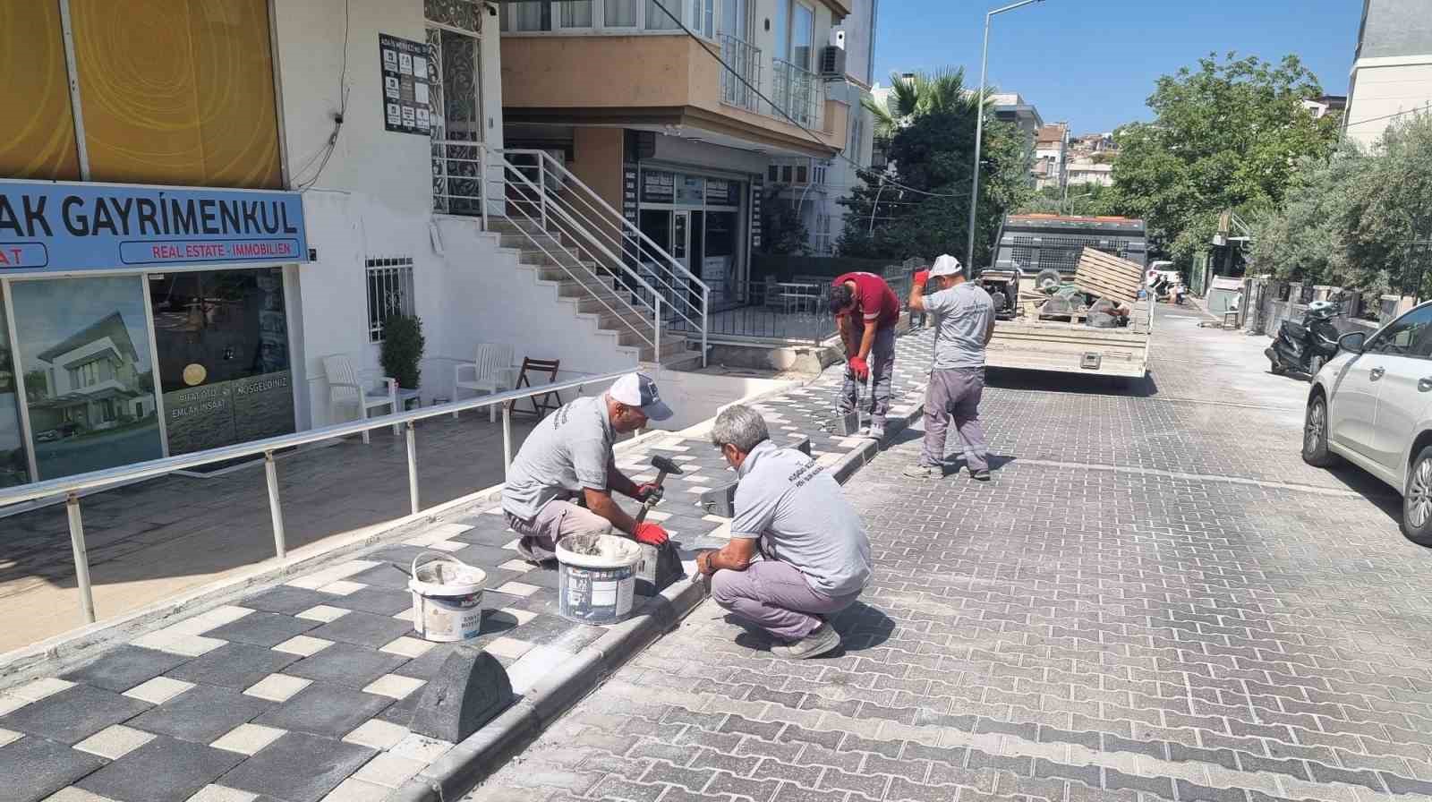 KUŞADASI’NDA ESKİYEN YOLLAR YENİLENİYOR