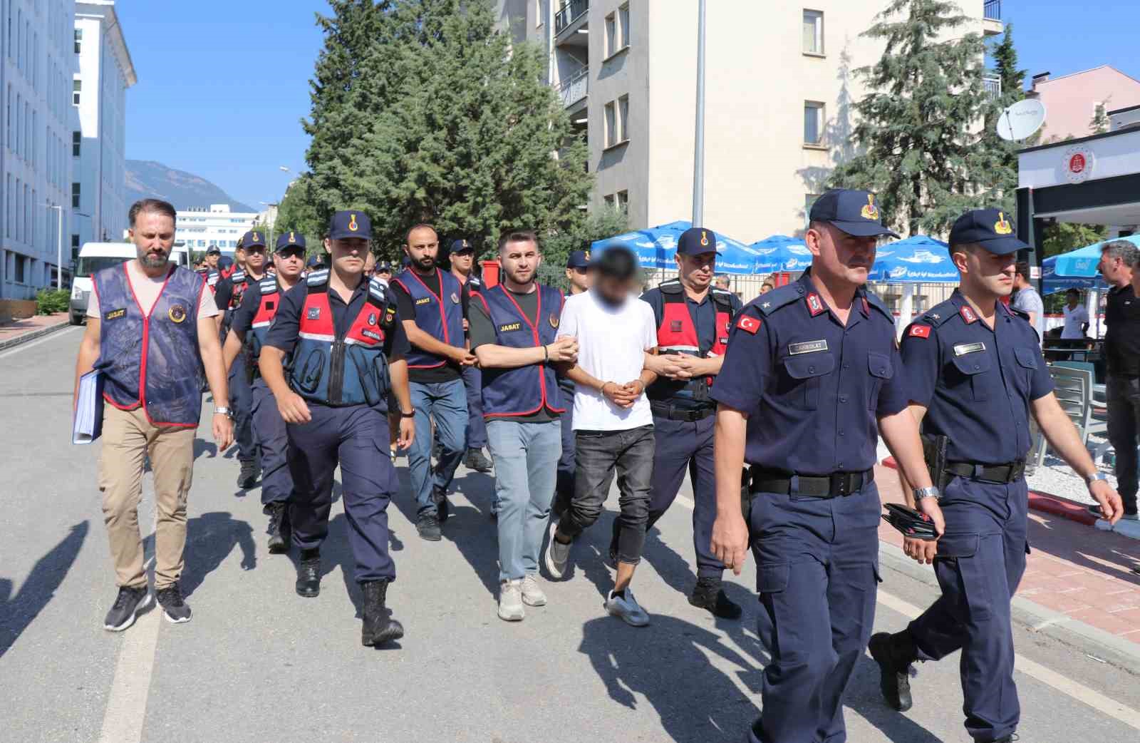 DOLANDIRICILAR, KURYELERİNİ SOSYAL MEDYADAN VERİLEN ‘GÜNLÜK DOLGUN ÜCRETLİ’ İŞ İLANLARIYLA BULMUŞ