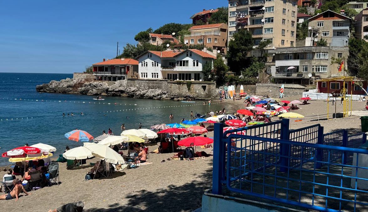 SOĞUK OLMASINA ALDIRIŞ ETMEDEN DENİZE GİRDİLER