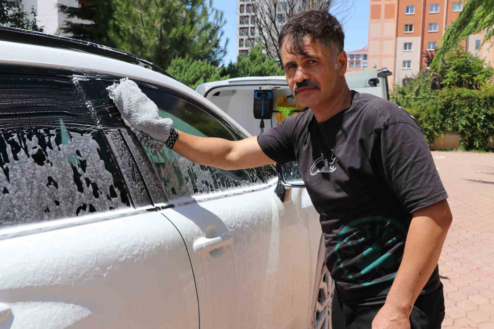 DÜKKANINI YANINDA TAŞIYOR, KAPI KAPI GEZEREK ARABA YIKIYOR
