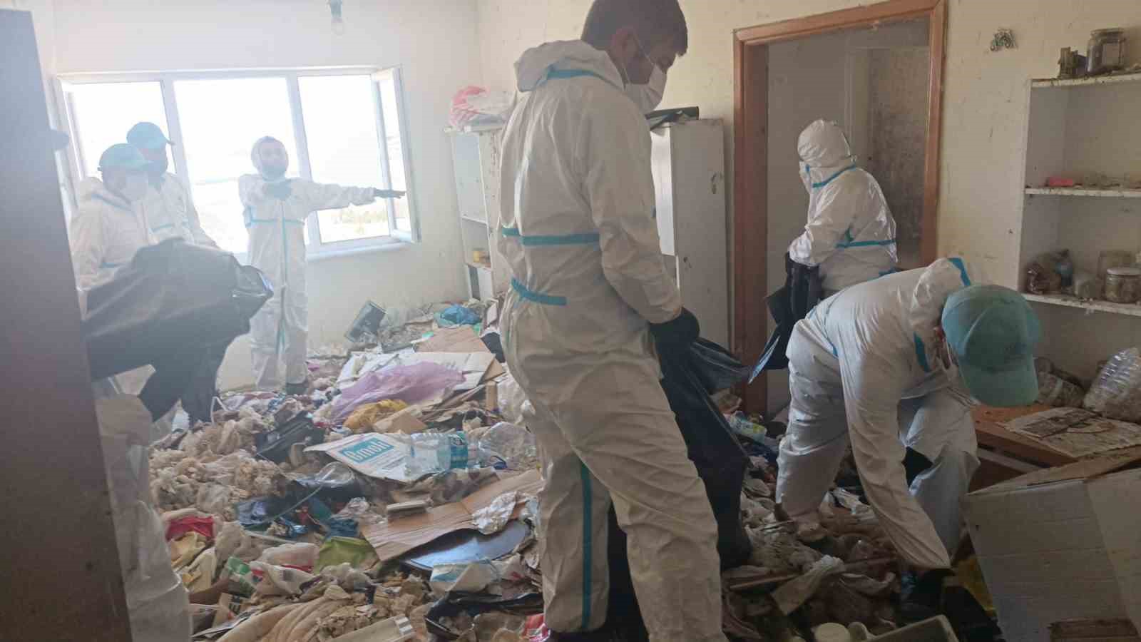 BALKAN MAHALLESİ’NDE EVDEN 28 TON ÇÖP ÇIKARILDI