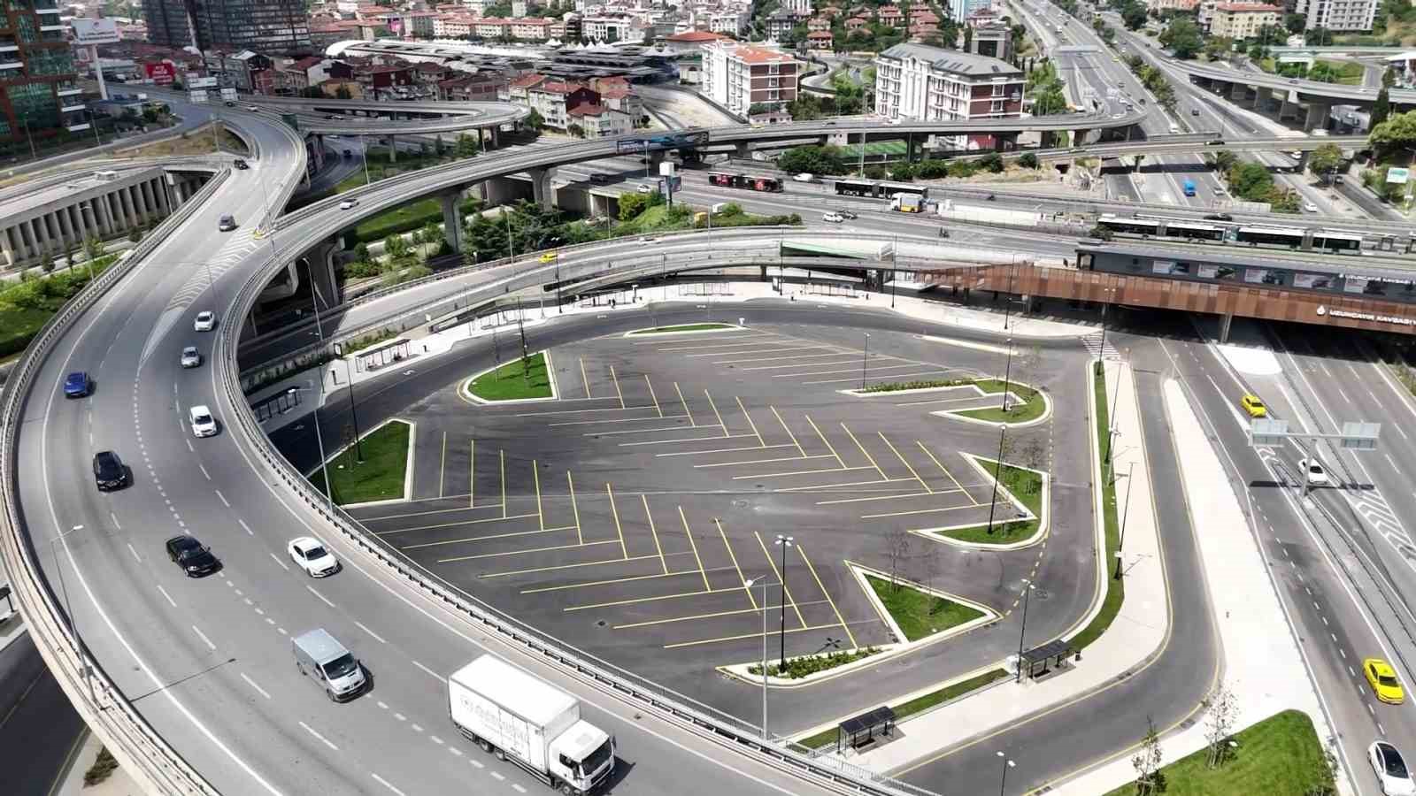 KADIKÖY RIHTIM’DAKİ OTOBÜS PERONLARI KALDIRILIYOR: 26 HAT UZUNÇAYIR’A TAŞINACAK