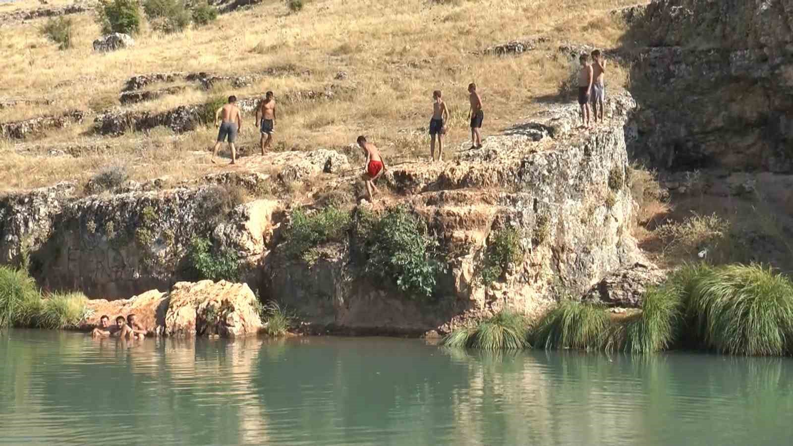 GAZİANTEP’TE SICAKTAN BUNALAN GENÇLER SITMA PINAR ÇAYI’NA AKIN ETTİ
