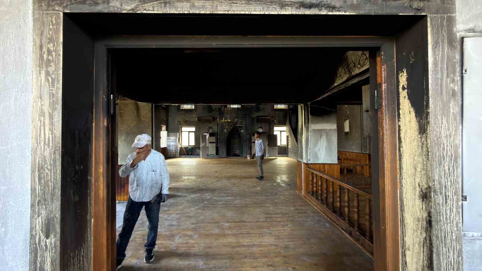 ANKARA’DA CAMİDE ÇIKAN YANGIN BÜYÜK HASARA YOL AÇTI