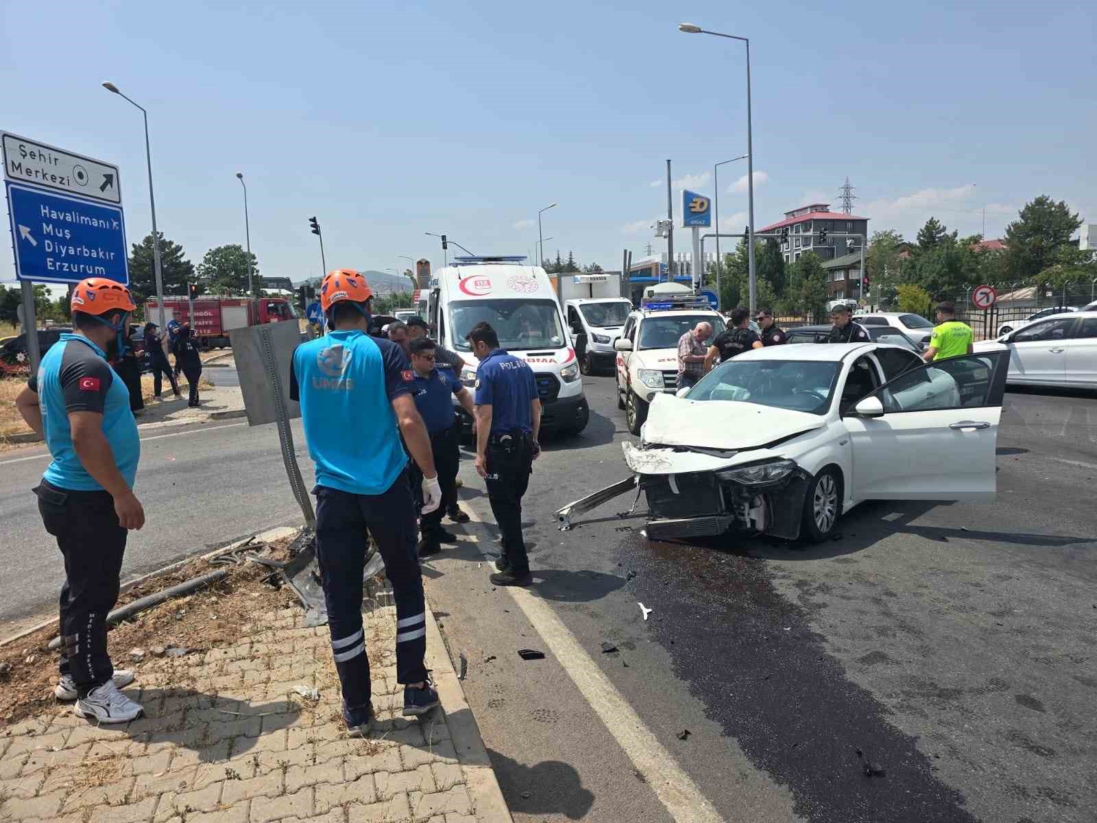 BİNGÖL’DE TRAFİK KAZASI: 3 YARALI