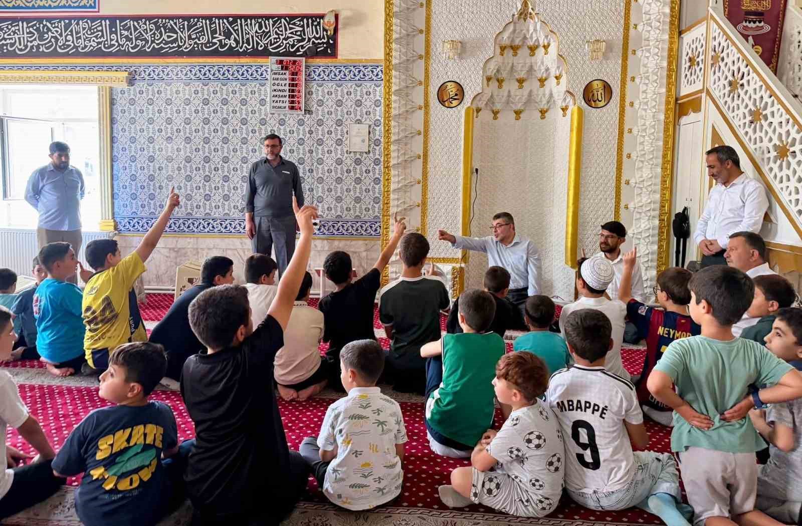VAN’DA YAZ KUR’AN KURSLARINDA EĞİTİM SÜRECİ YAKINDAN TAKİP EDİLİYOR