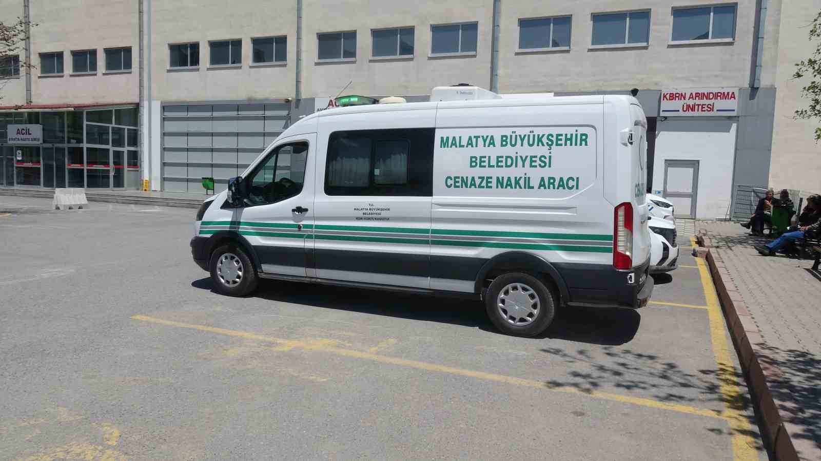 TRAKTÖR ŞARAMPOLE DEVRİLDİ: SÜRÜCÜ HAYATINI KAYBETTİ