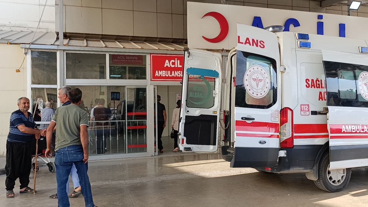 DEVRİLEN TRAKTÖRÜN ALTINDA KALAN MUHTAR AĞIR YARALANDI