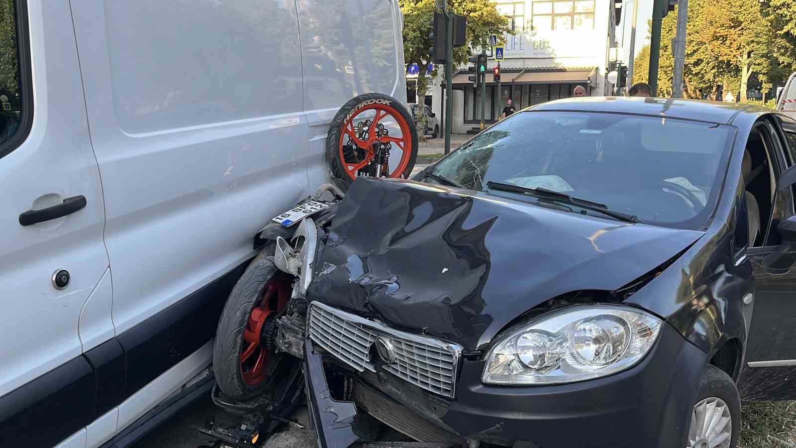 OTOMOBİLLE ÇARPIŞAN MOTOSİKLET İKİ ARAÇ ARASINDA SIKIŞTI: 1 YARALI