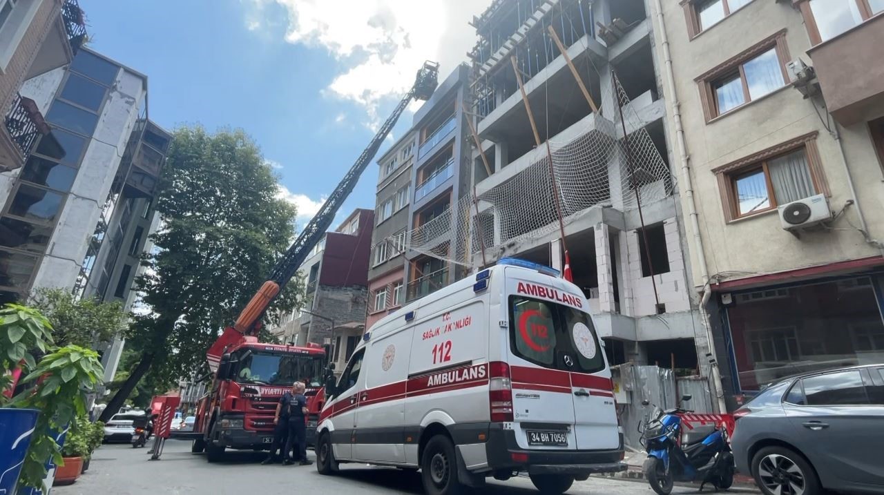 ÇATIDAKİ ÇIPLAK ŞAHIS İNTİHAR PANİĞİNE NEDEN OLDU: TURİST OLDUĞU ORTAYA ÇIKTI