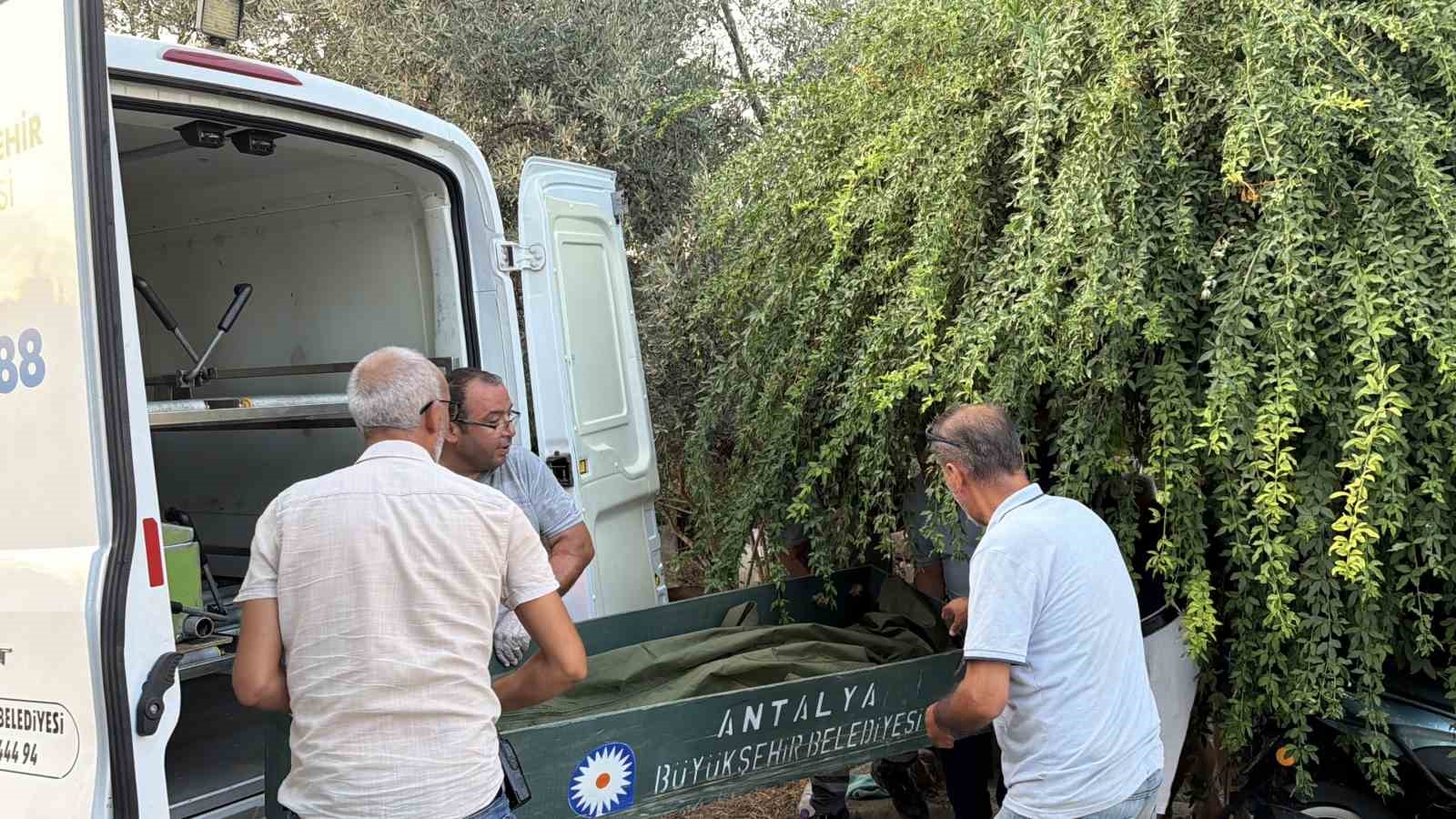 GAZİPAŞA’DA BİR KİŞİ EVİNİN MERDİVENİNDE ÖLÜ BULUNDU