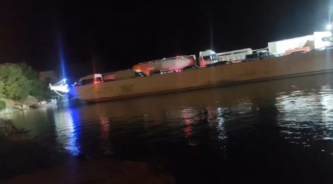 ELAZIĞ-PERTEK FERİBOTUNDA MOTOR ARIZASI: İSKELEYE BİR SÜRE YANAŞAMADI