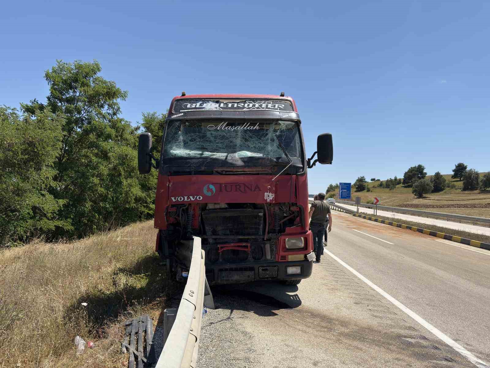 KASTAMONU’DA TIR İLE ÇARPIŞAN TRAKTÖRÜN SÜRÜCÜSÜ HAYATINI KAYBETTİ