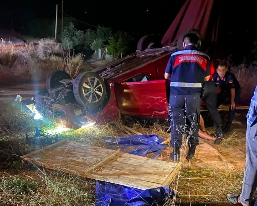 İNEGÖL’DE OTOMOBİL ŞARAMPOLE YUVARLANDI: 3 YARALI