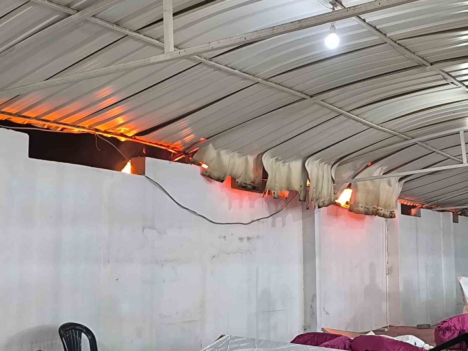 DÜĞÜNDE ÇIKAN YANGINA ALDIRIŞ ETMEDEN HALAYA DEVAM ETTİLER