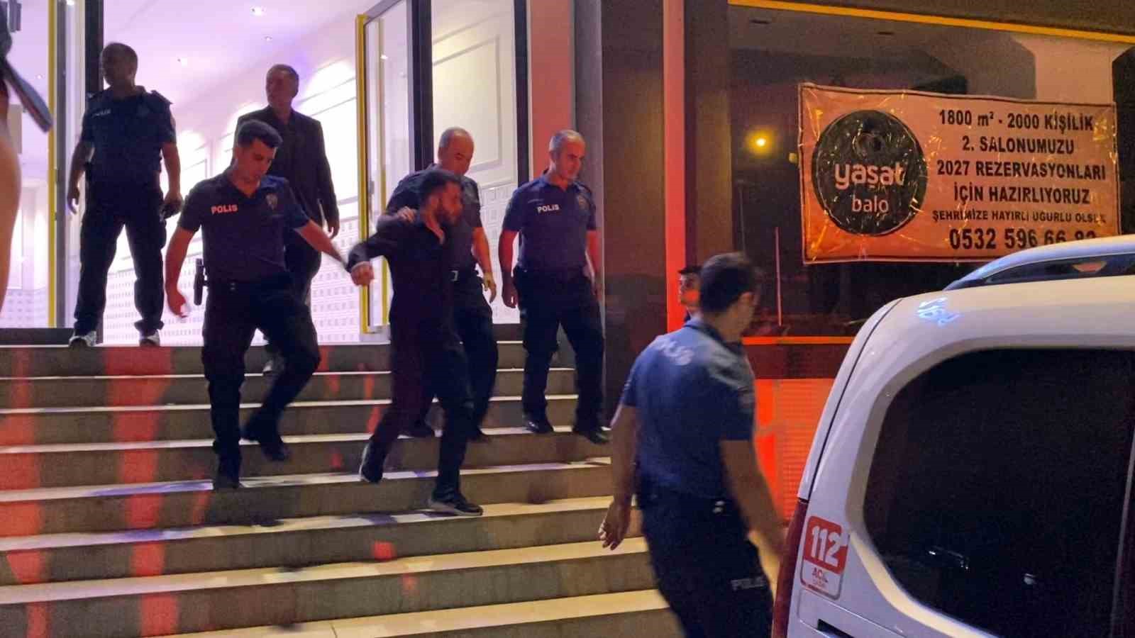 DÜĞÜNDE ÇALINAN ŞARKIYI BEĞENMEYEN İKİ GRUP ARASI BIÇAKLI KAVGA: 3 YARALI