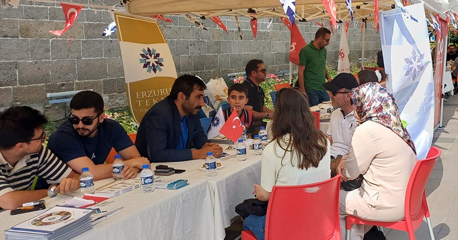 ETÜ, TERCİH GÜNLERİNDE ADAY ÖĞRENCİLERLE BULUŞUYOR
