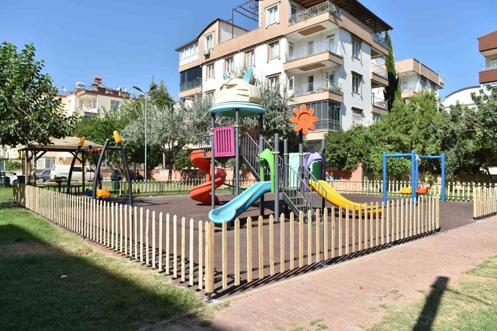 ANNE İSTEDİ, ÇOCUK PARKININ ÇEVRESİ GÜVENLİ ÇİTLE ÇEVRİLDİ