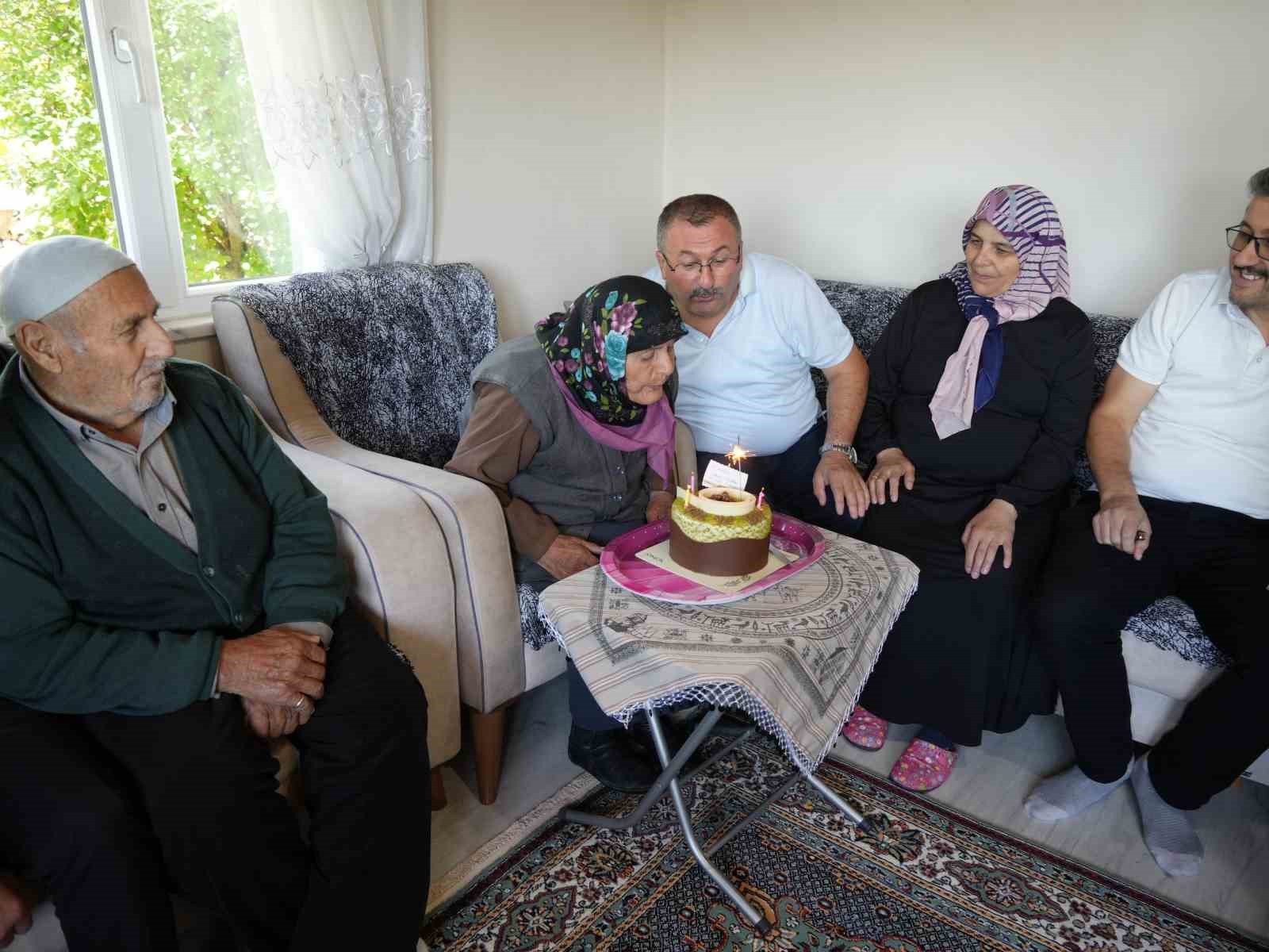 100 YAŞINA GİREN ATİYE NİNEYE, DAVULLU ZURNALI DOĞUMGÜNÜ KUTLAMASI