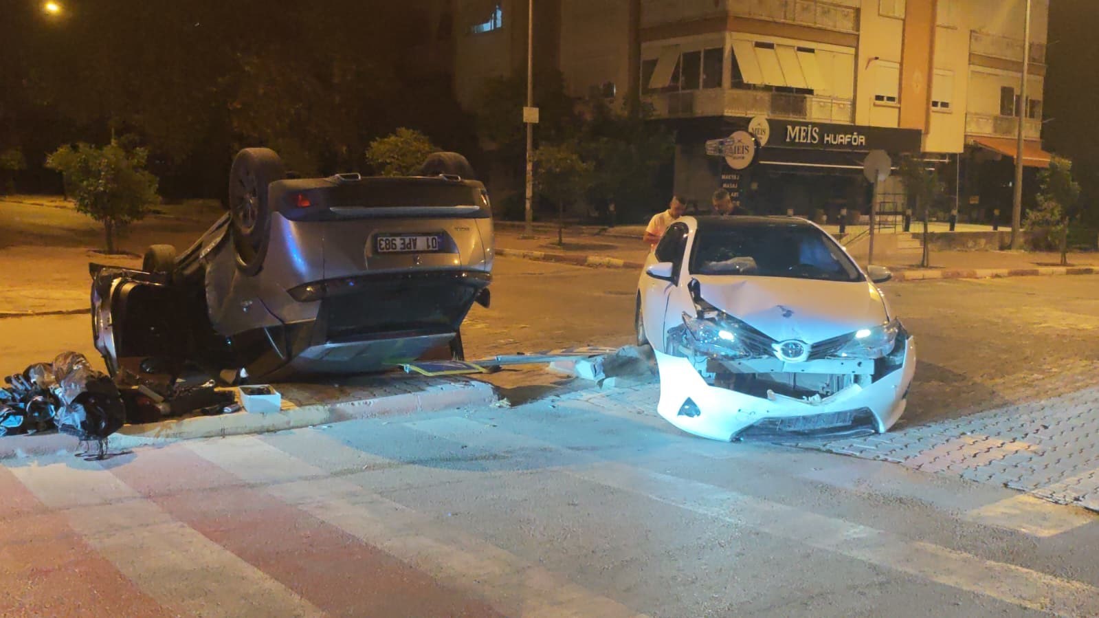 ÇARPIŞMANIN ETKİSİYLE TERS DÖNEN OTOMOBİLDEN HAFİF YARALI ÇIKTILAR