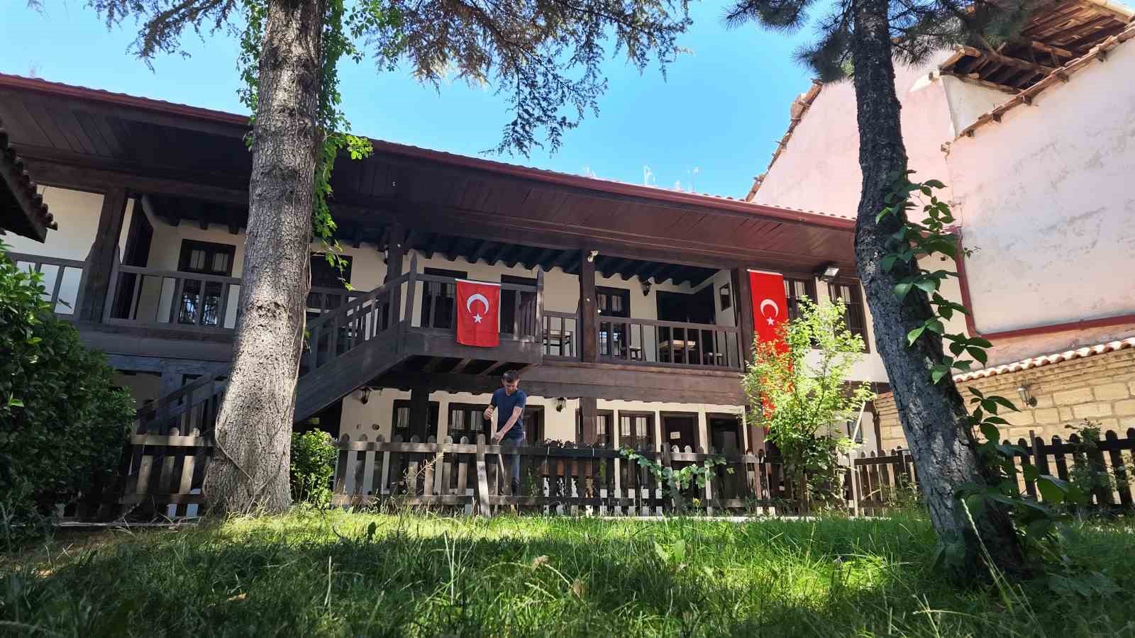 272 YILLIK ÇİVİTÇİOĞLU MEDRESESİ GEÇMİŞE IŞIK TUTUYOR