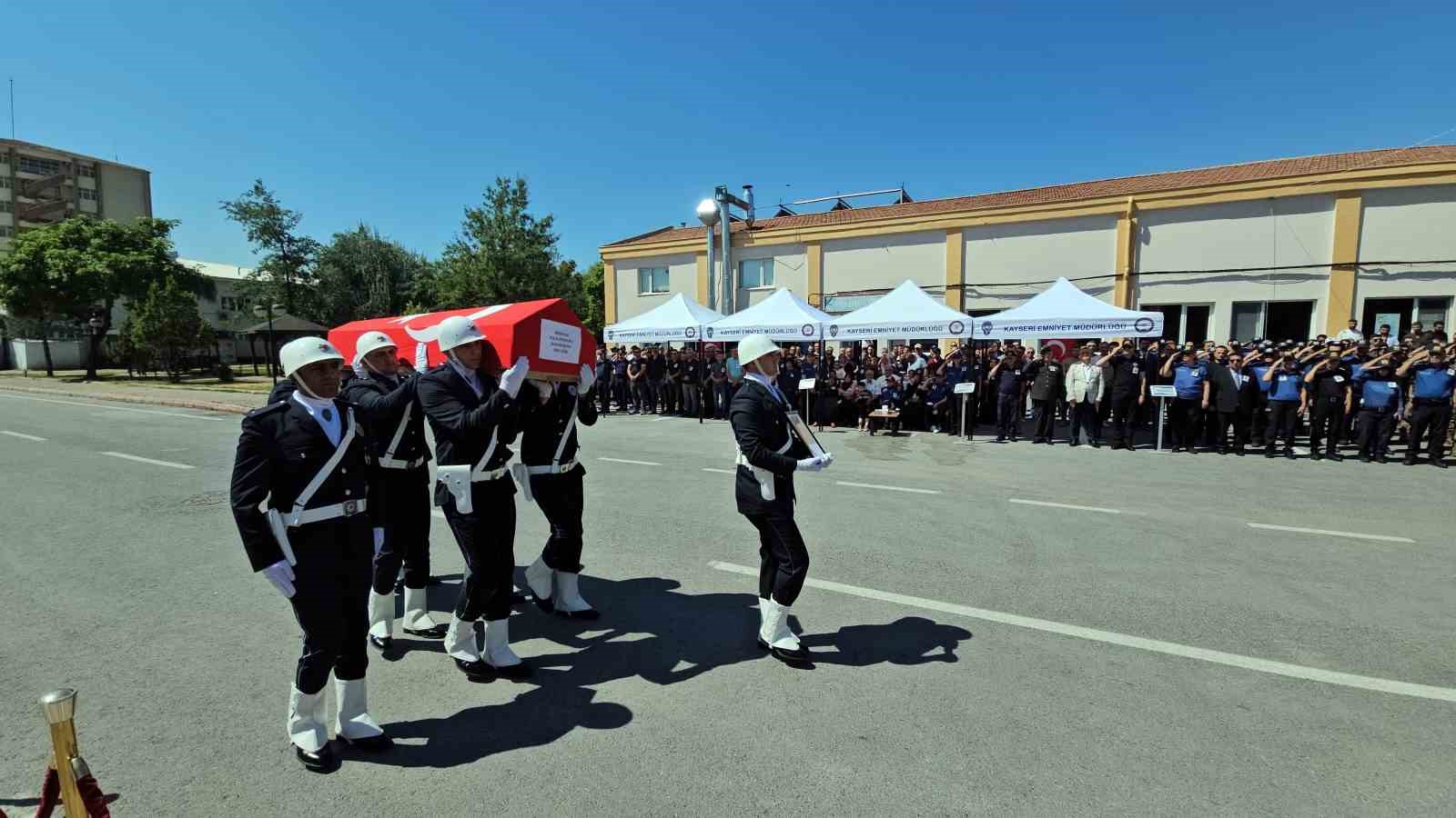 MERHUM POLİS BABASINI ASKER SELAMI İLE UĞURLADI