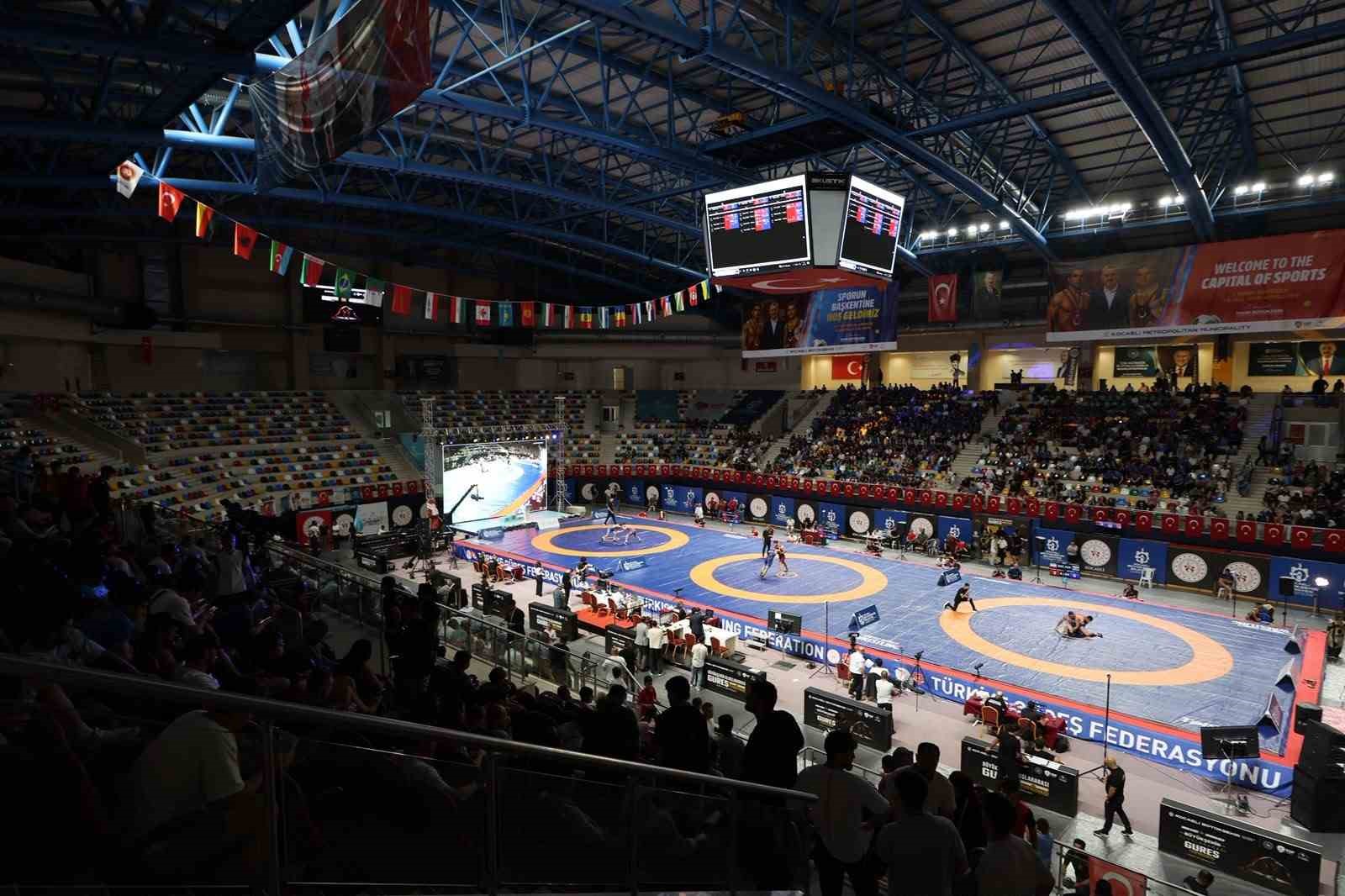 KOCAELİ’DEKİ ULUSLARARASI GÜREŞ TURNUVASI GENÇ SPORCULARA İLHAM OLUYOR