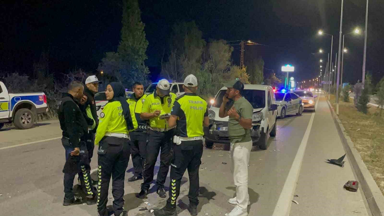 KARAMAN’DA ÜÇ ARACIN KARIŞTIĞI KAZADA 2 KİŞİ YARALANDI