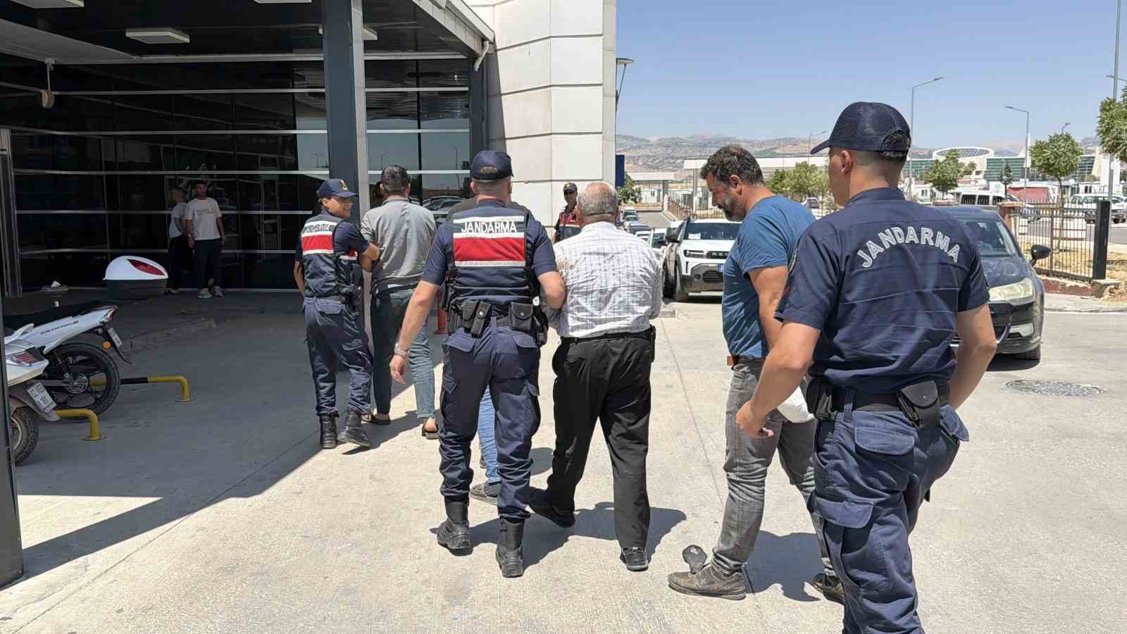 7 KİŞİNİN YARALANDIĞI KAVGADA 6 KİŞİ GÖZALTINA ALINDI
