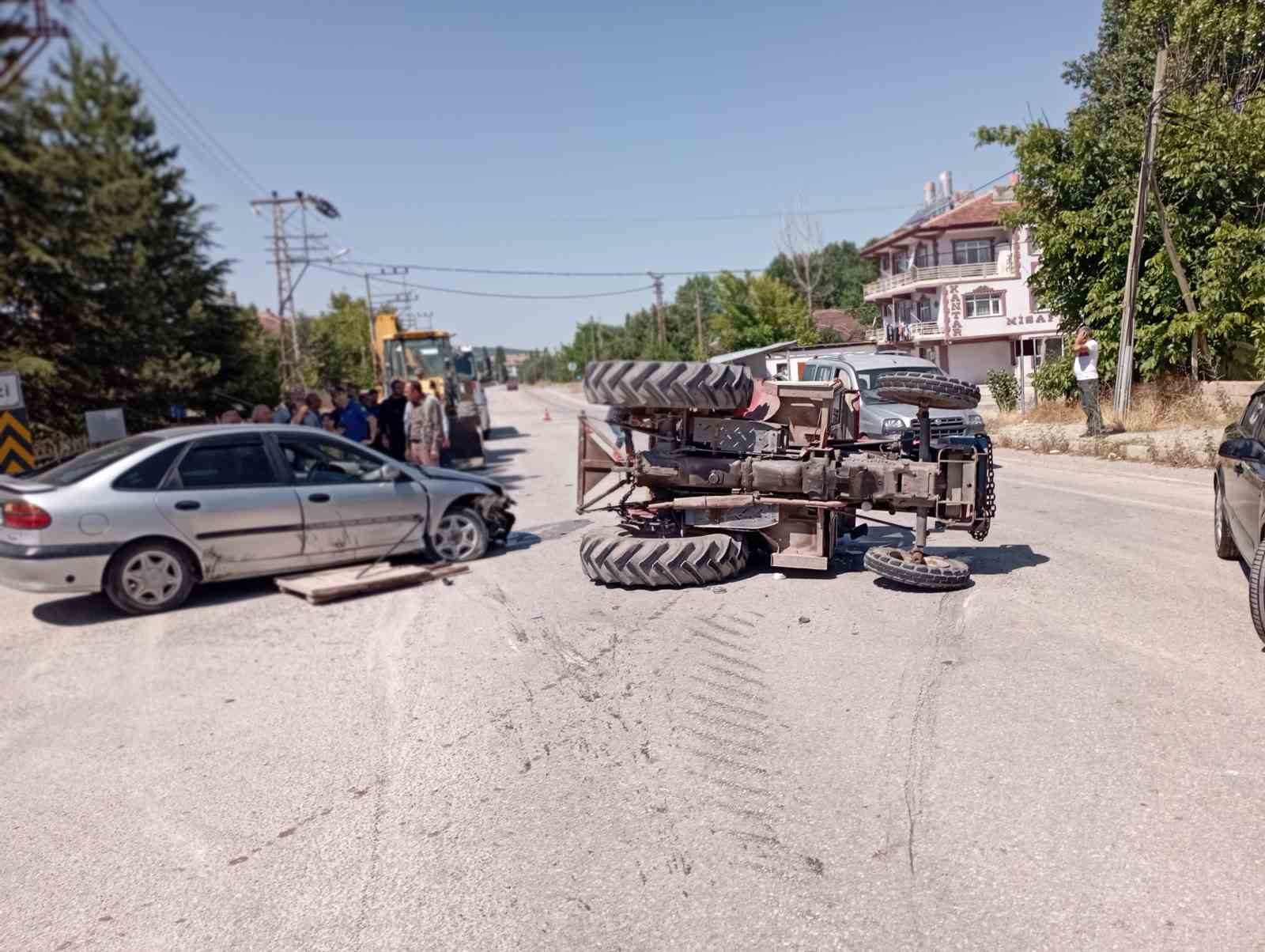 OTOMOBİLİN ÇARPTIĞI TRAKTÖR YAN YATTI