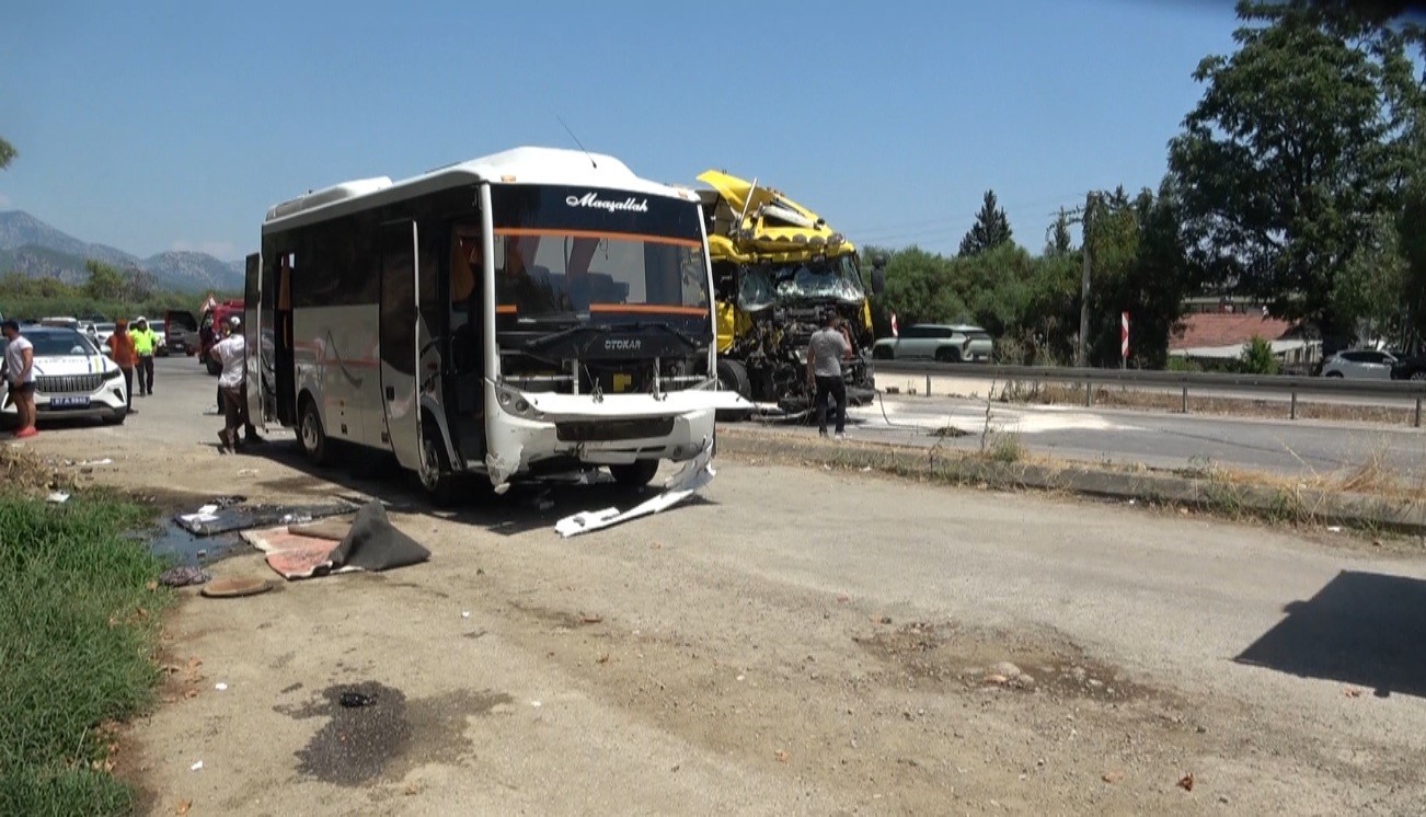 ANTALYA’DA YOLCU İNDİRMEK İÇİN DURAN MİDİBÜSE TIR ARKADAN ÇARPTI: 11 YARALI