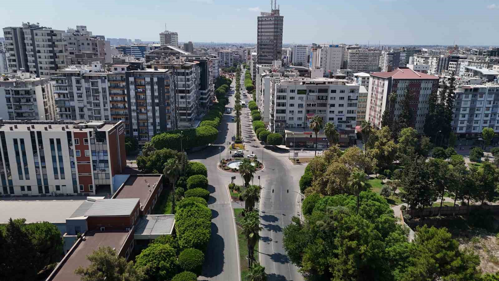 SICAK HAVA ADANA’NIN SİMGE NOKTALARINI SESSİZLİĞE BÜRÜDÜ