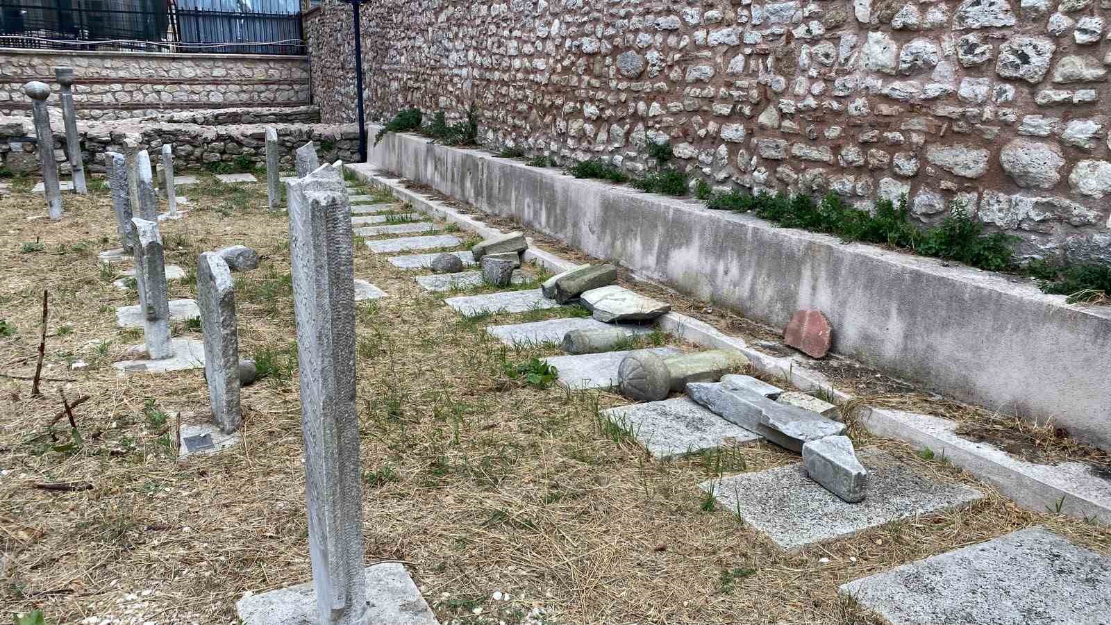 FATİH’TEKİ TARİHİ HAZİREDE 7 MEZAR TAŞINI KIRIP KAÇTI