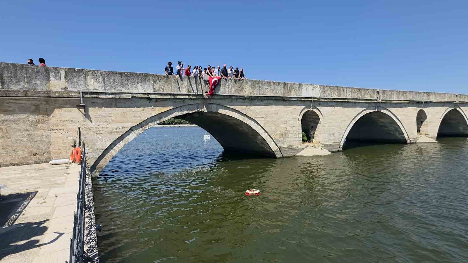 MERİÇ NEHRİ’NE BIRAKILAN ÇİÇEKLERLE PORAJMOS KURBANLARI ANILDI