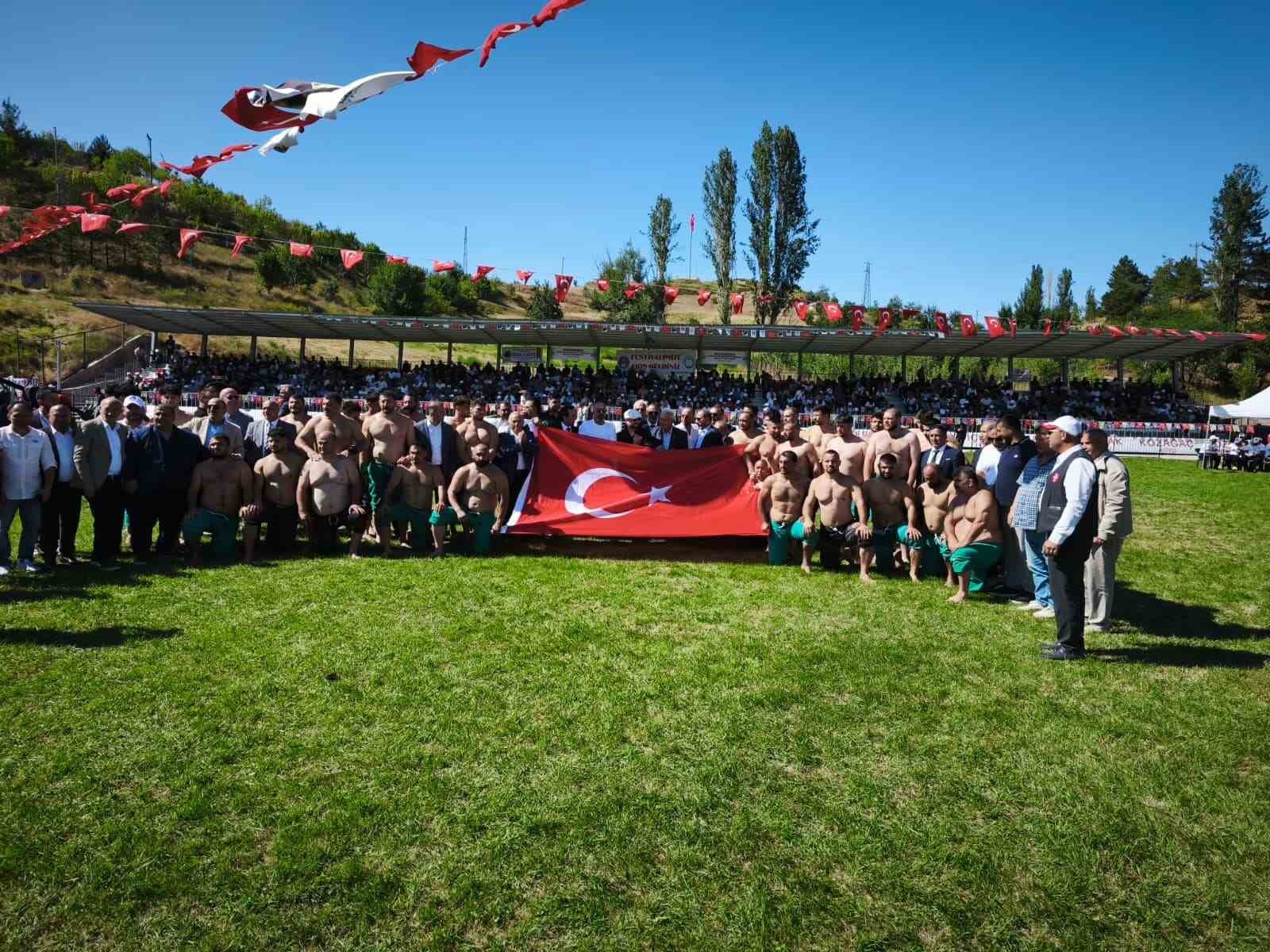 AHMET AYIK ANISINA DÜZENLENEN KARAKUCAK GÜREŞLERİ NEFES KESTİ