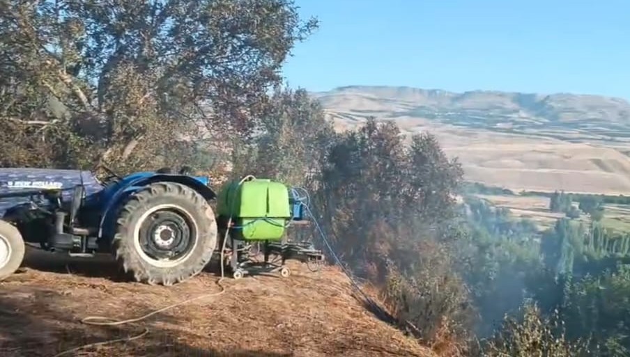 MALATYA’DA KORKUTAN YANGIN: 2 AHIR İLE BİR EVİN ÇATISI YANDI
