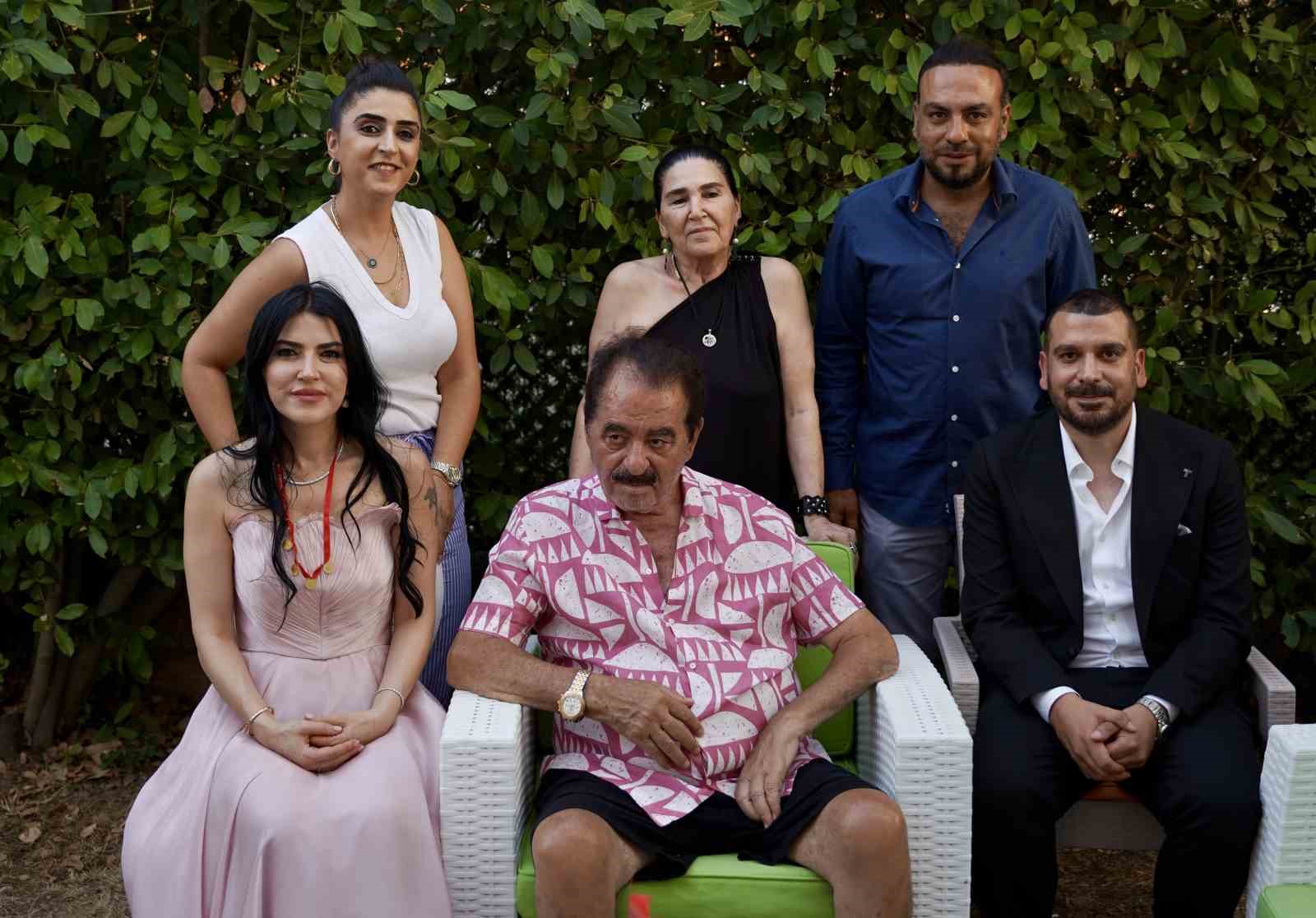 İBRAHİM TATLISES’İN EVİNDE MUTLU GÜN: MANEVİ KIZINA İSTEME TÖRENİNDE BEŞİ BİR YERDE TAKTI