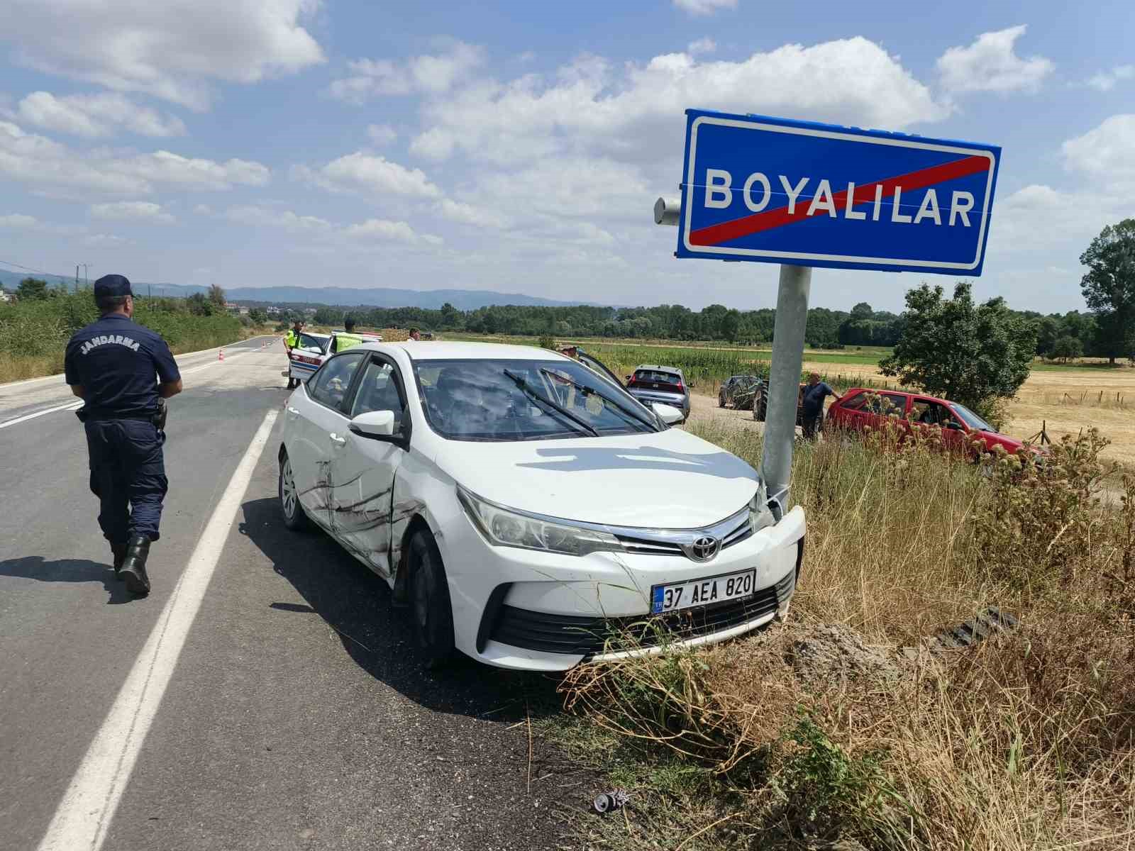 KASTAMONU’DA OTOMOBİL TRAKTÖRLE ÇARPIŞTI: 2 YARALI