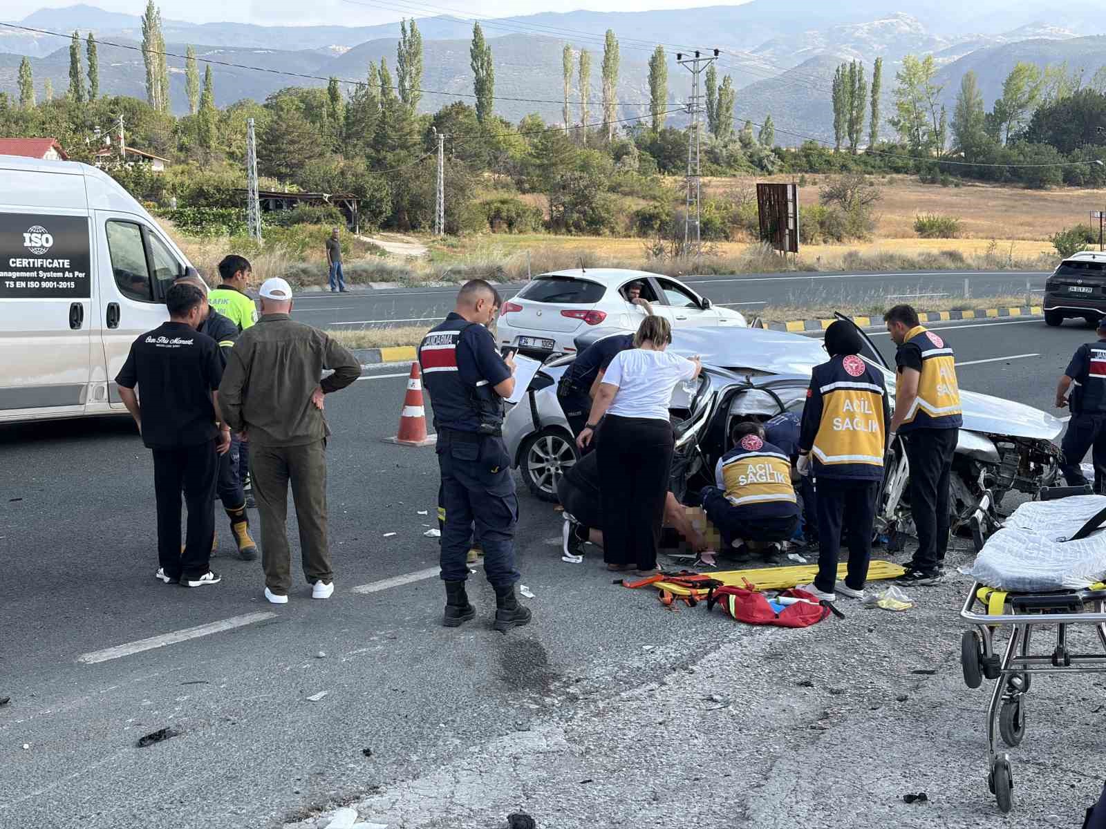 D100’DE OTOMOBİL SU KANALINA ÇARPTI: 2 ÖLÜ, 4 YARALI