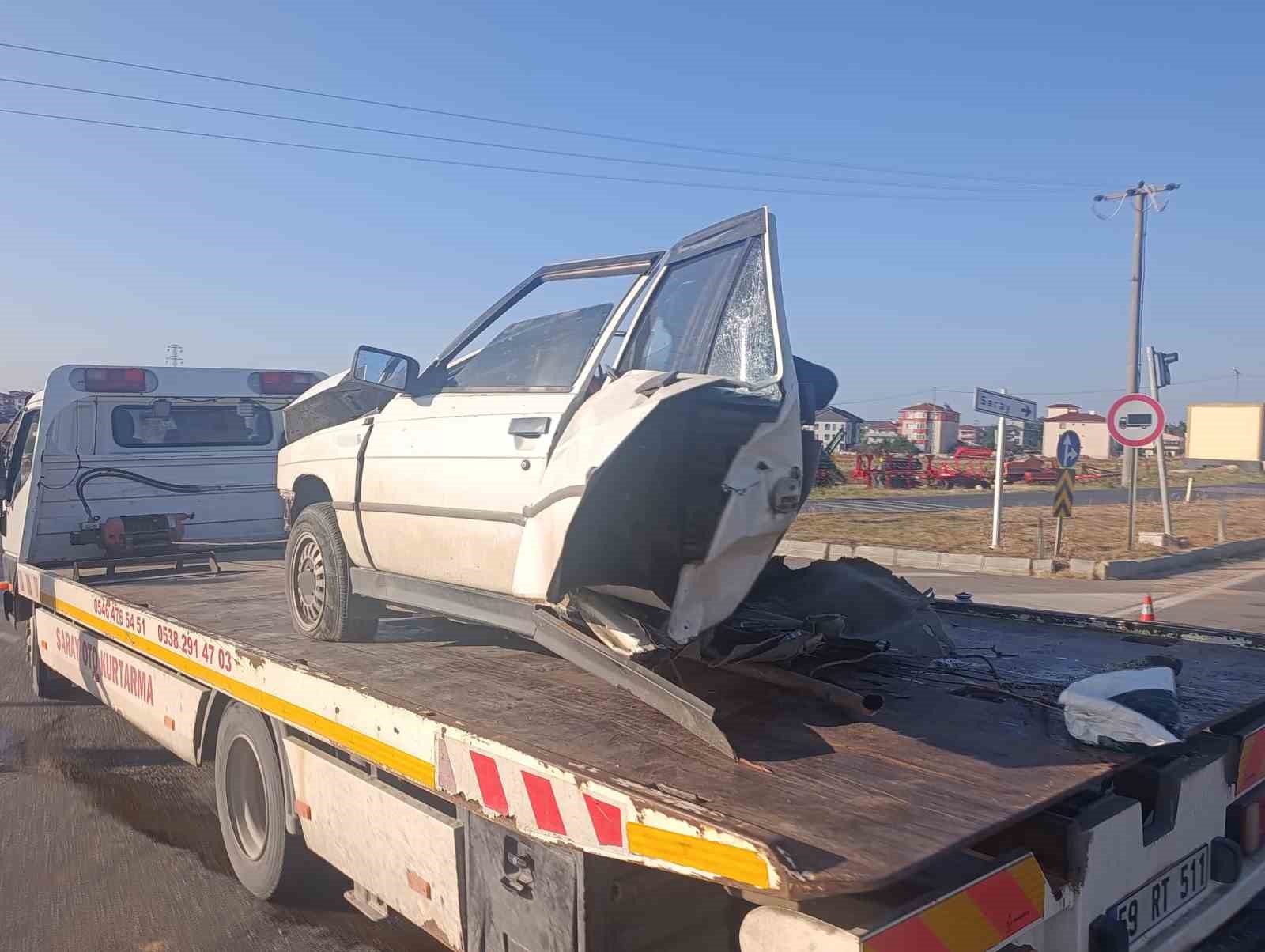 İKİYE BÖLÜNEN OTOMOBİLDEN SAĞ ÇIKTI