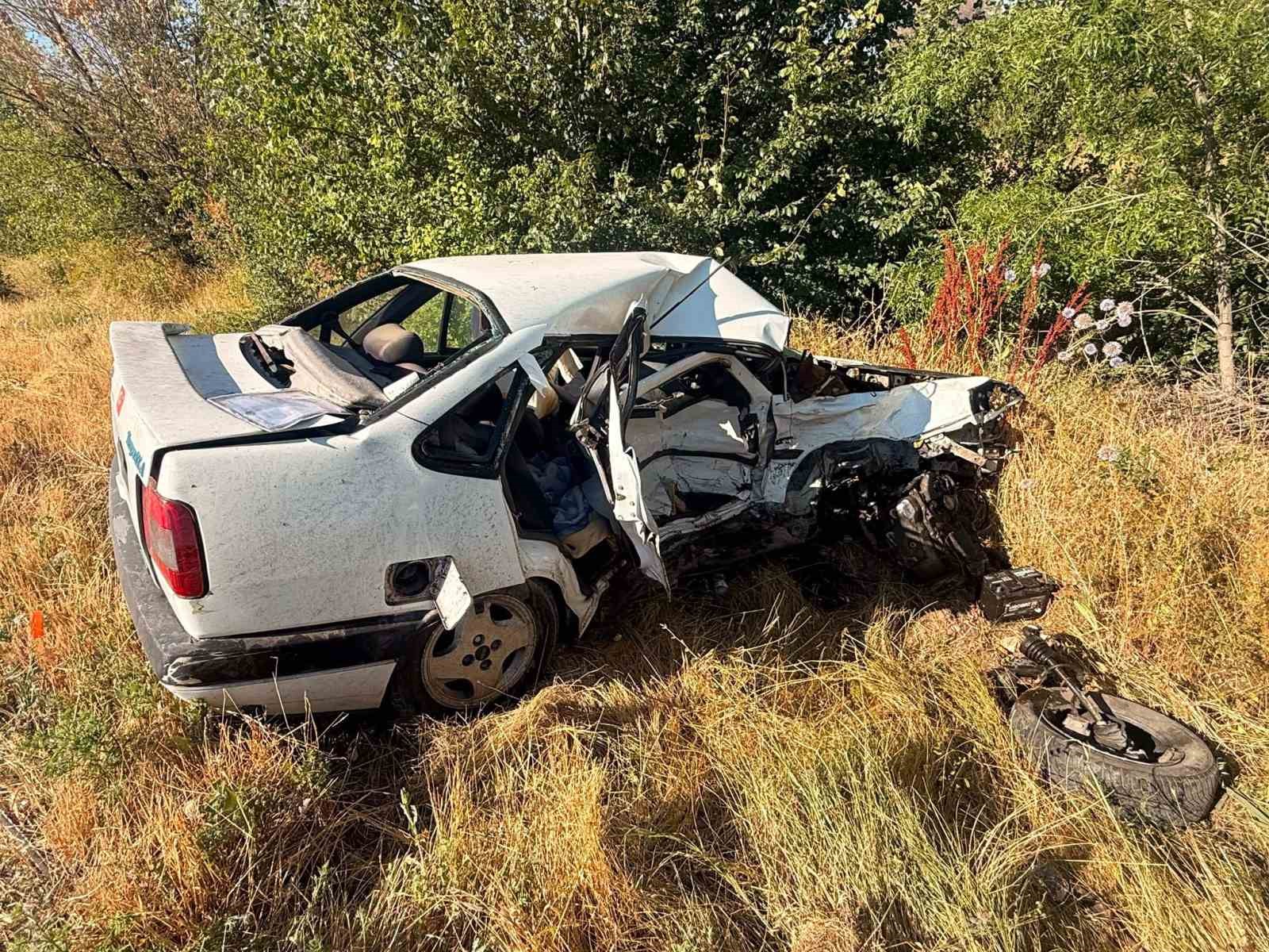 OTOMOBİLLERİN ÇARPIŞTIĞI KAZADA BİR KİŞİ ÖLDÜ 3 KİŞİ YARALANDI