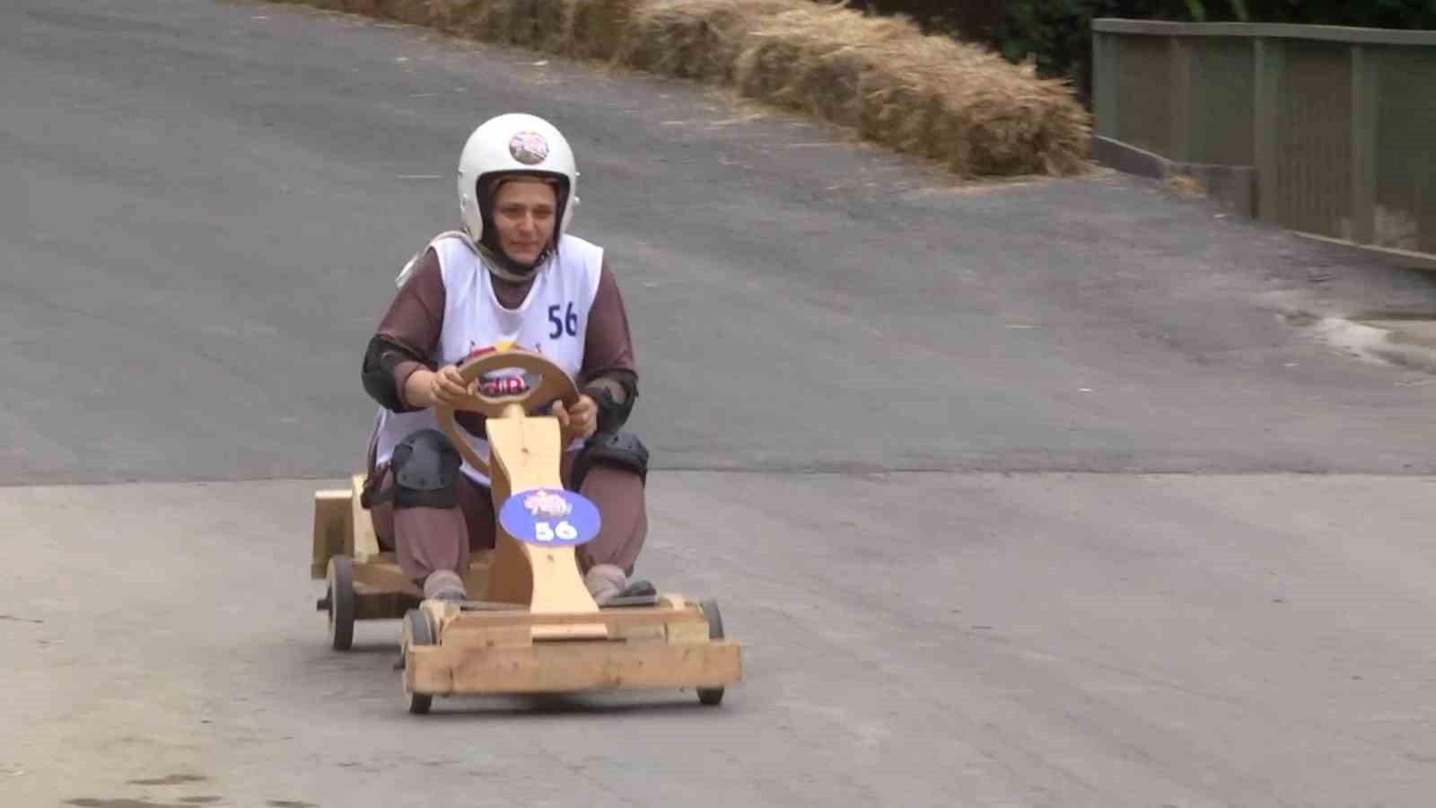 GELENEKSEL TAHTA ARABA YARIŞLARI FORMULAZ RENKLİ GÖRÜNTÜLERE SAHNE OLDU