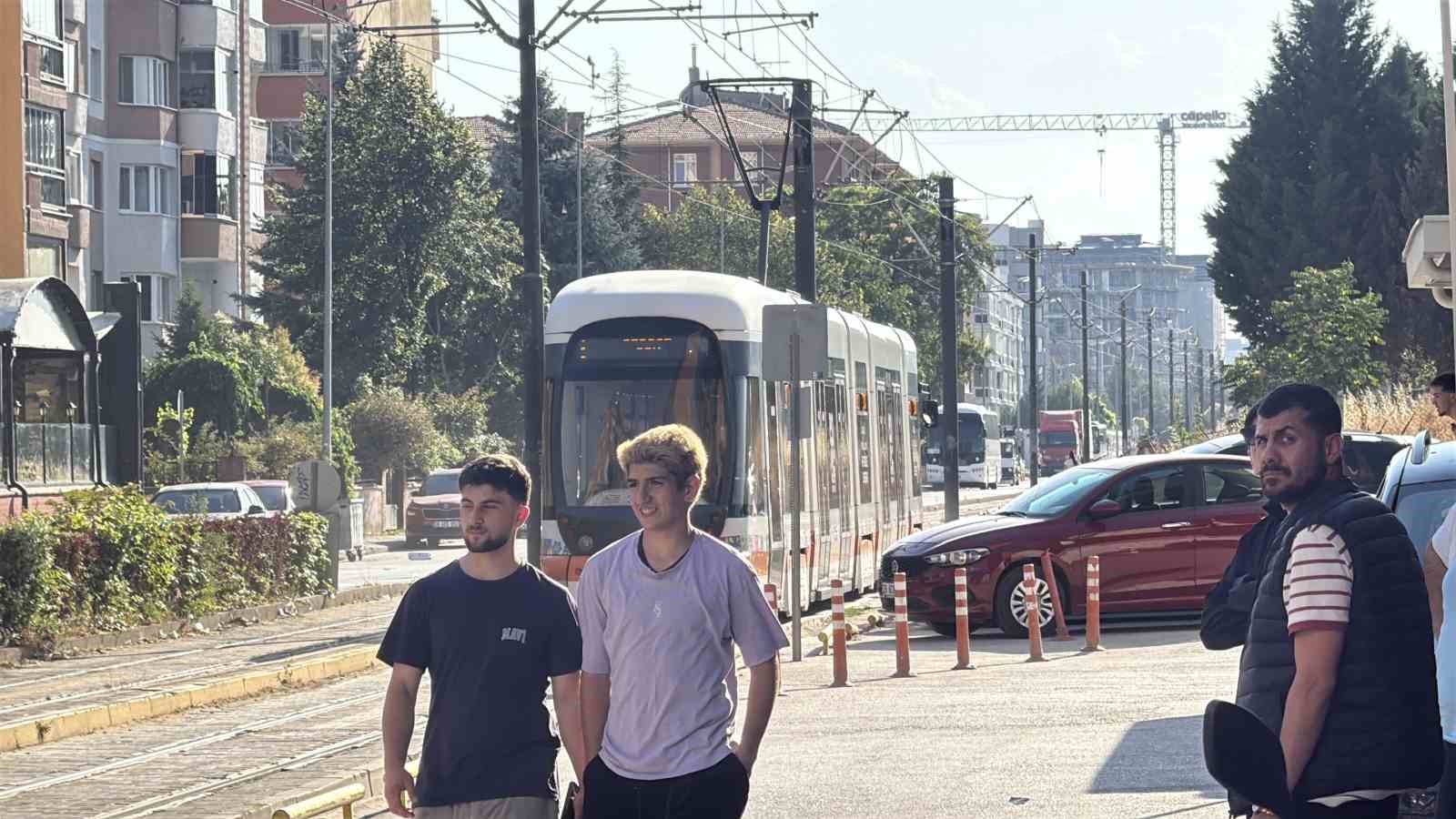 ESKİŞEHİR’DE TRAMVAYIN ÇARPTIĞI YAYA YARALANDI