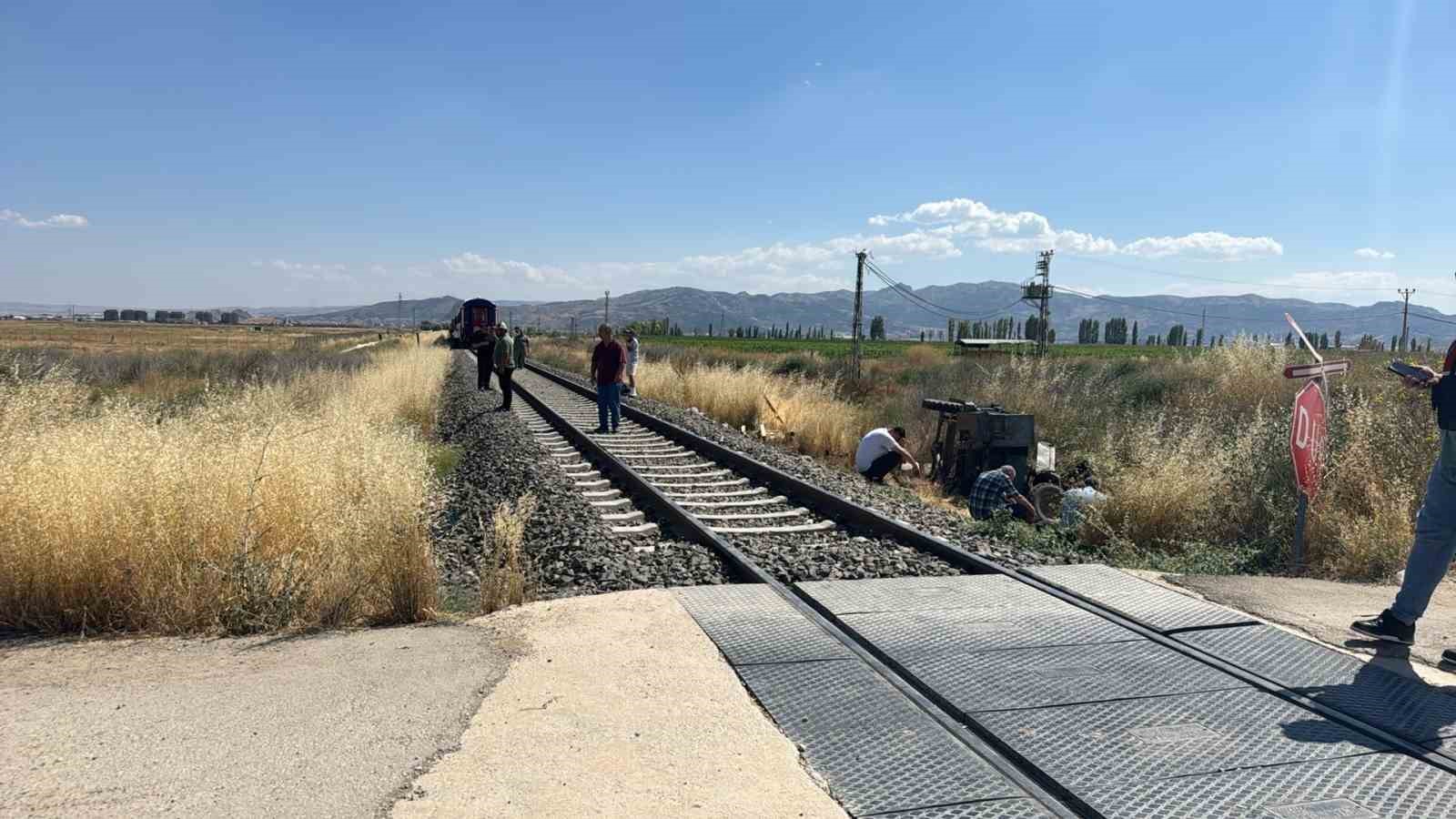 HEMZEMİN GEÇİTTE TREN PAT PATA ÇARPTI: 1 ÖLÜ, 2 YARALI