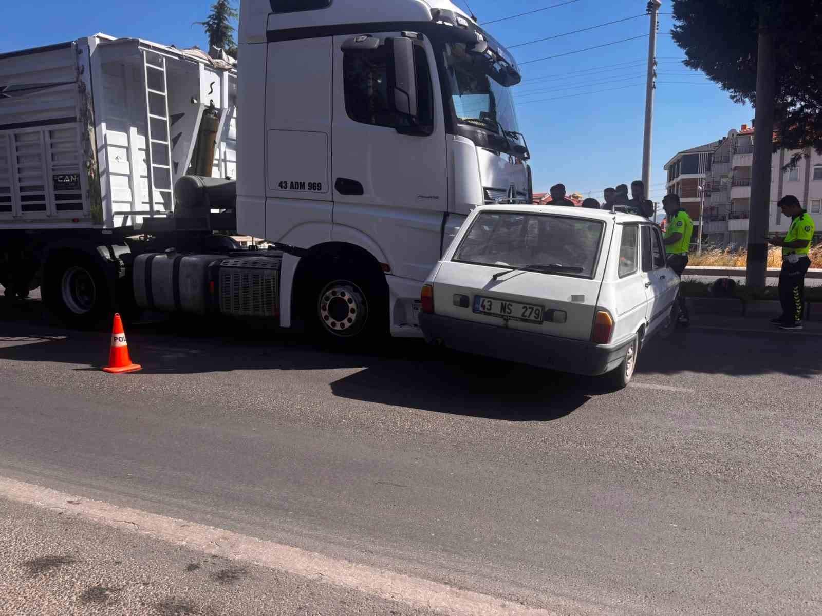 KÜTAHYA’DA ÇEKİCİ İLE OTOMOBİL ÇARPIŞTI: 2 YARALI